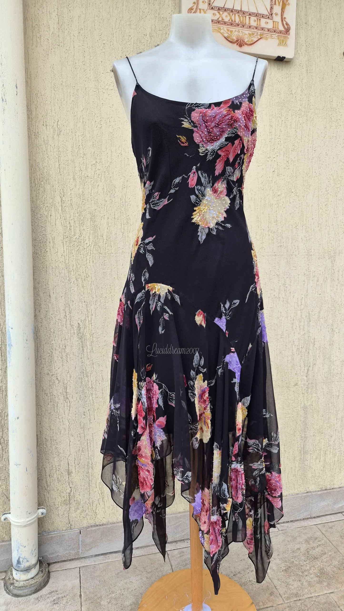 Robe noire en voile fleuri
