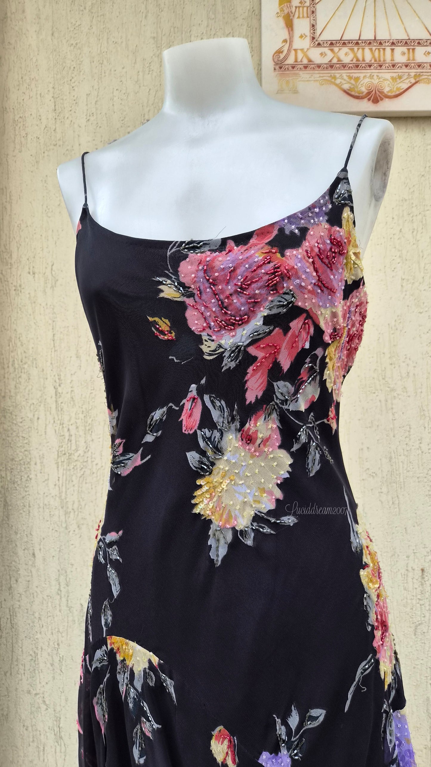 Robe noire en voile fleuri