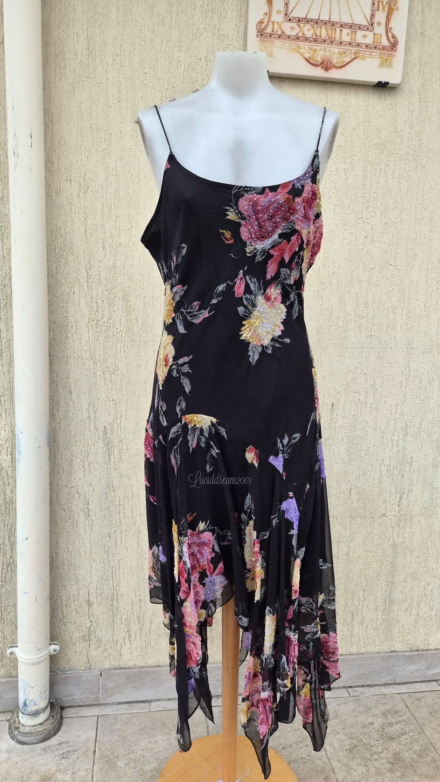 Robe noire en voile fleuri