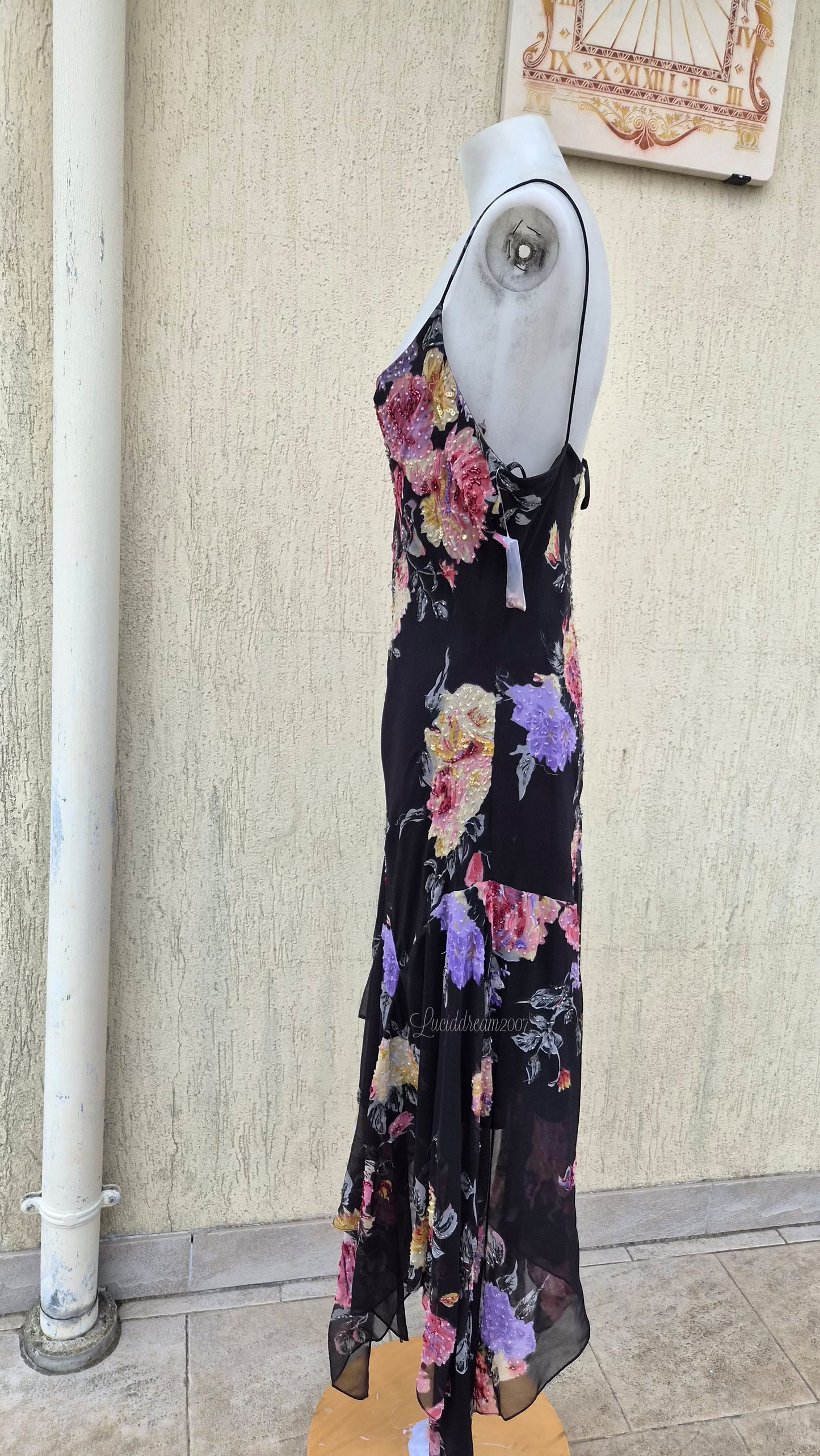 Robe noire en voile fleuri
