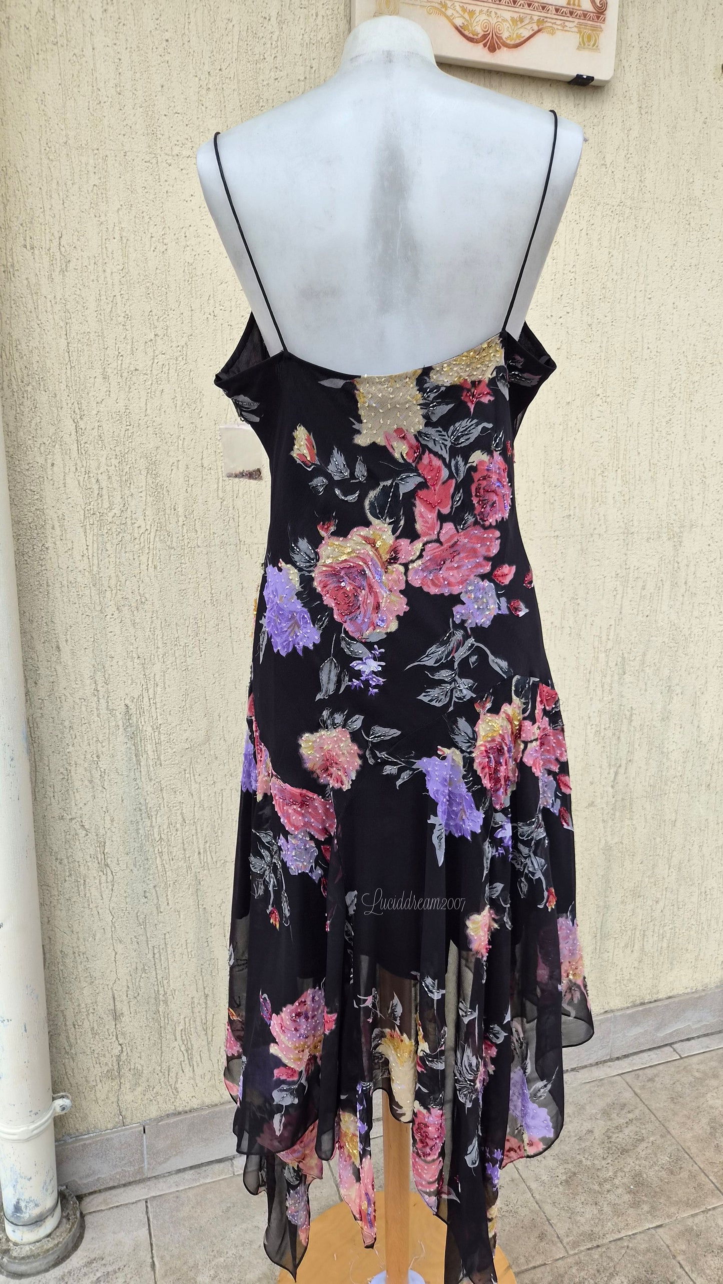 Robe noire en voile fleuri