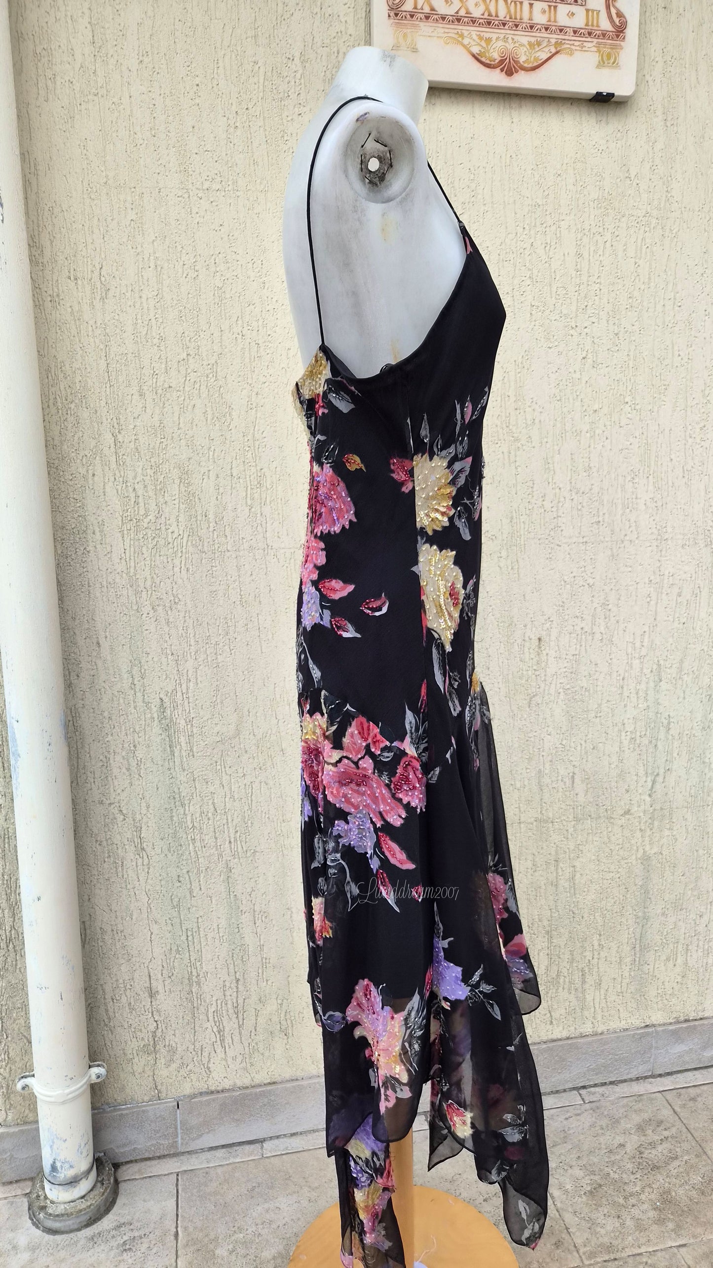 Robe noire en voile fleuri
