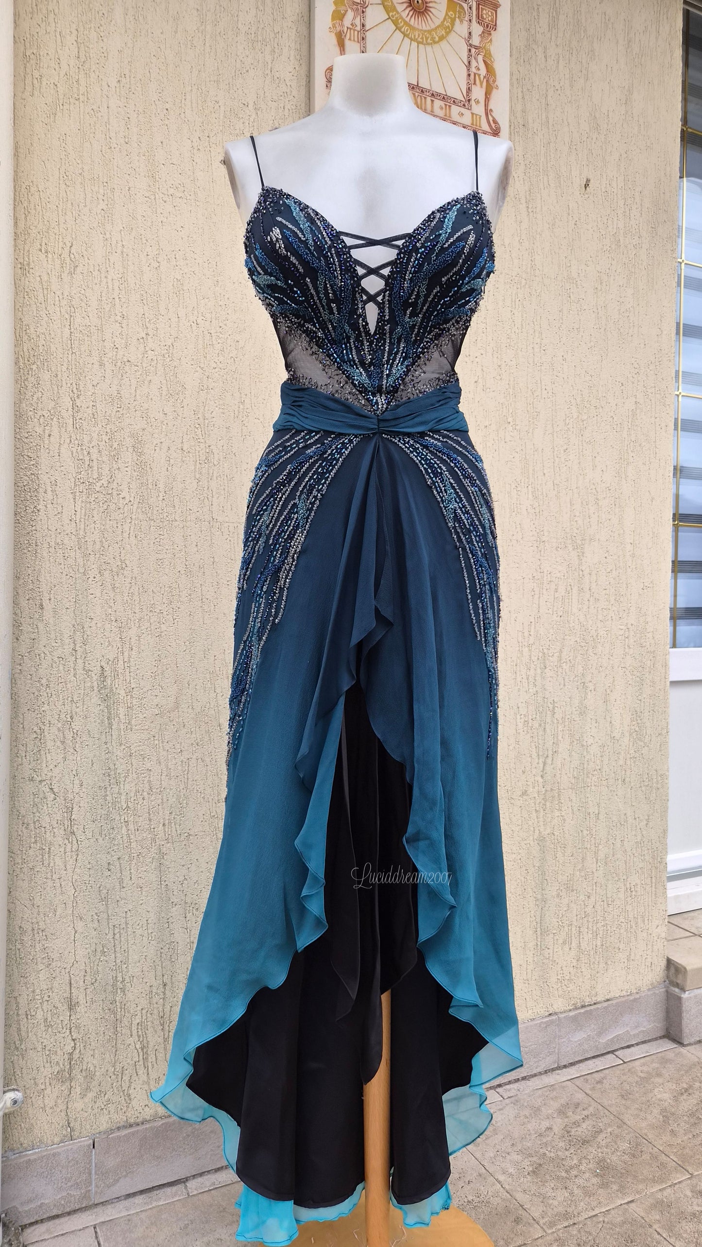 Robe vintage en soie dégradée bleue et noire. Avec découpes en voile et broderies de perles, pierres et sequins. Prom dress mermaidcore sortie d'une reverie.