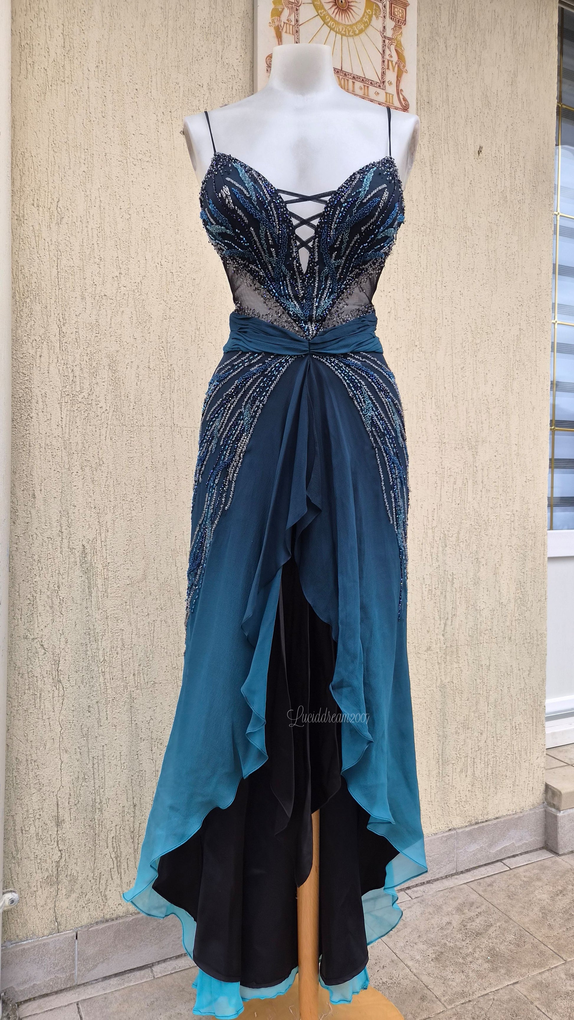 Robe vintage en soie dégradée bleue et noire. Avec découpes en voile et broderies de perles, pierres et sequins. Prom dress mermaidcore sortie d'une reverie.