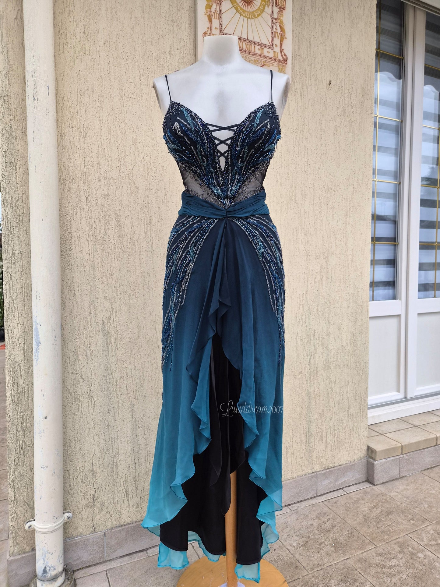 Robe en soie dégradé brodée bleue