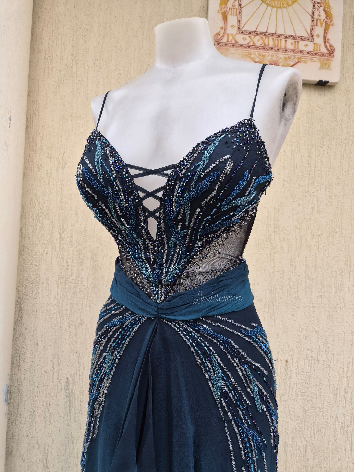 Robe en soie dégradé brodée bleue
