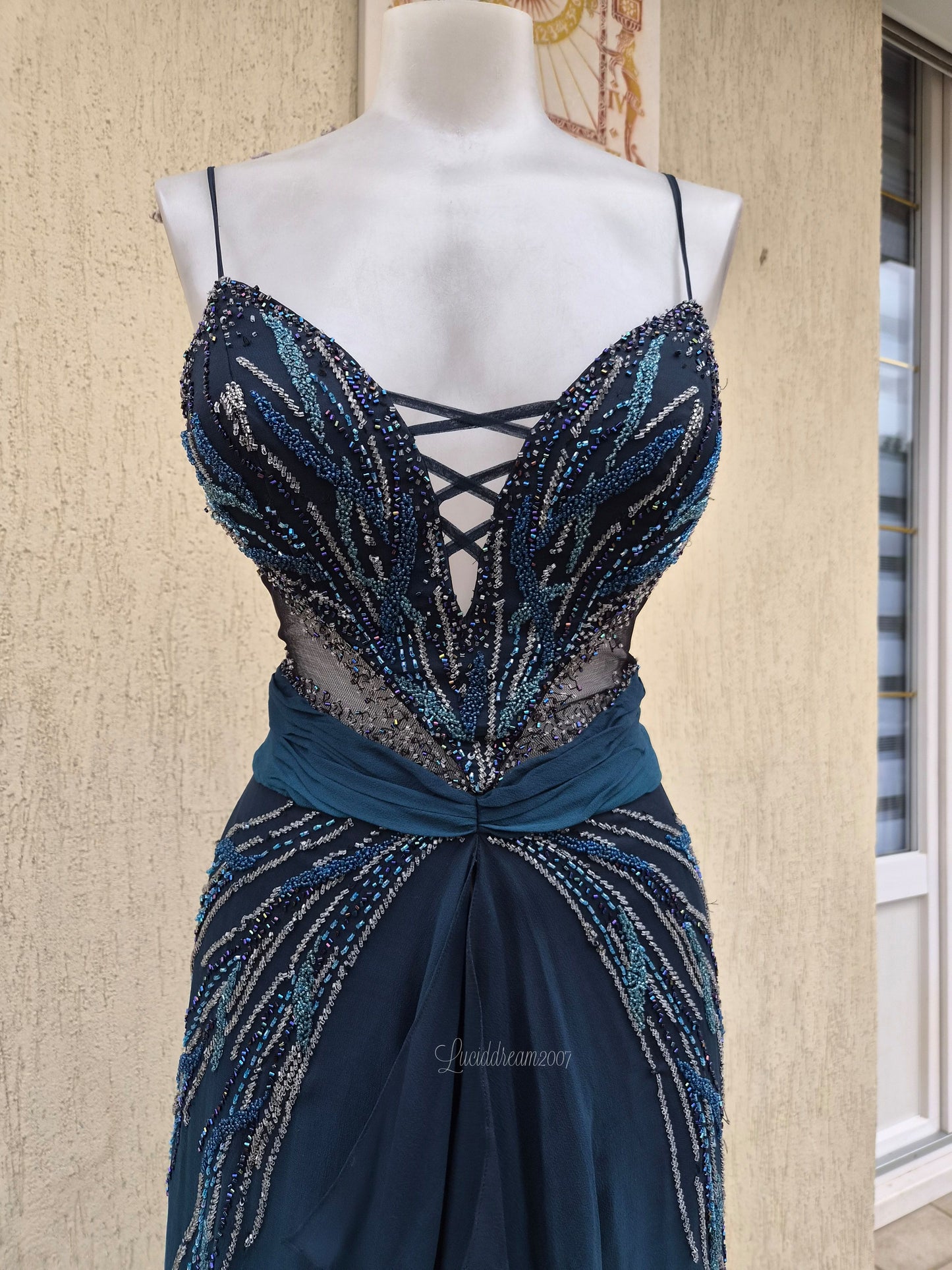 Robe en soie dégradé brodée bleue