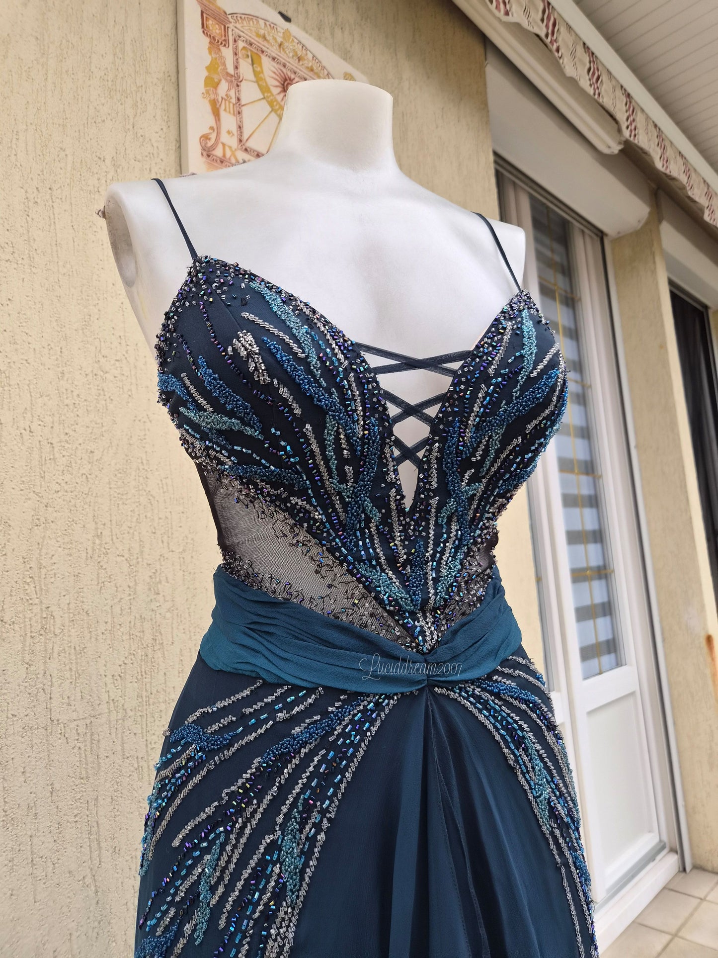 Robe en soie dégradé brodée bleue