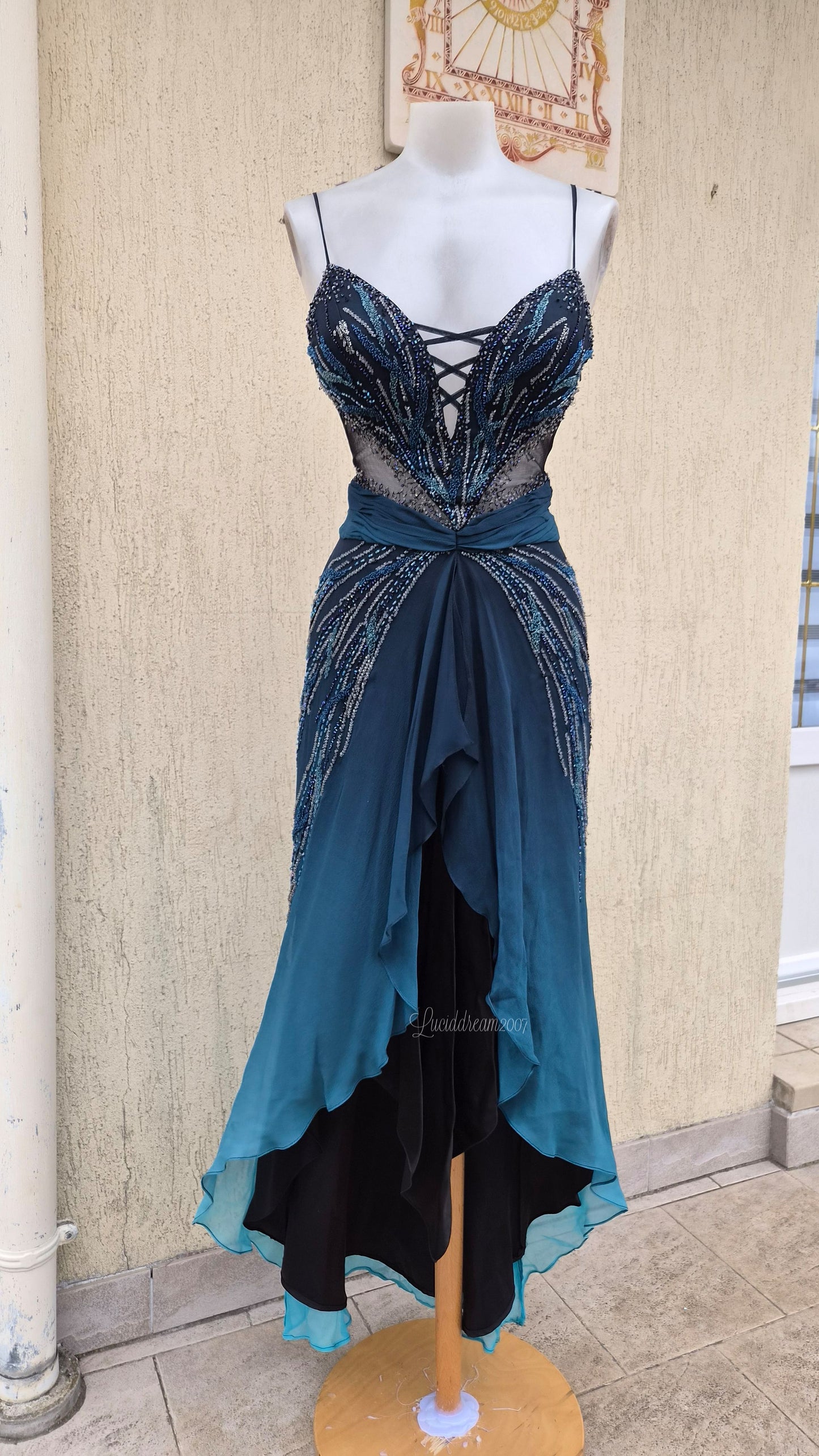 Robe en soie dégradé brodée bleue