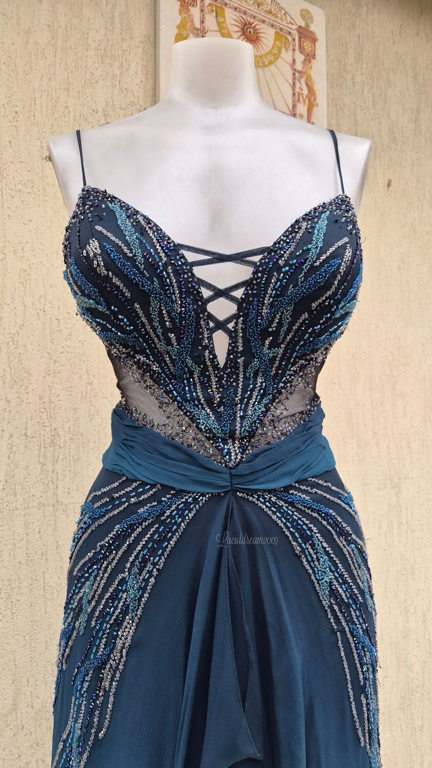 Robe en soie dégradé brodée bleue