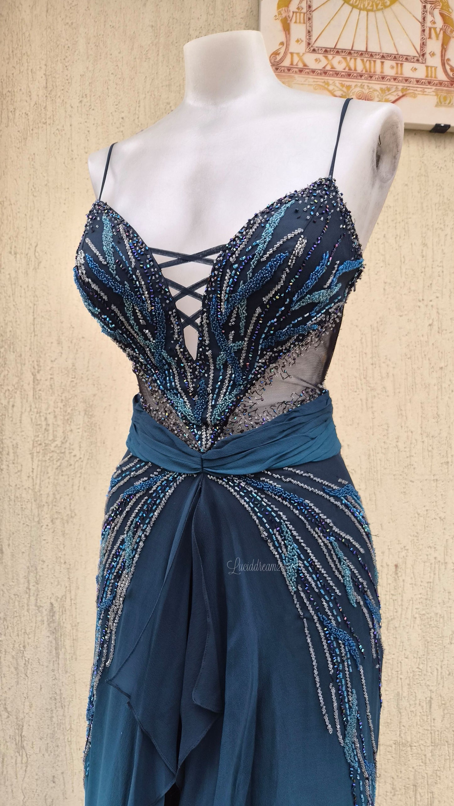 Robe en soie dégradé brodée bleue