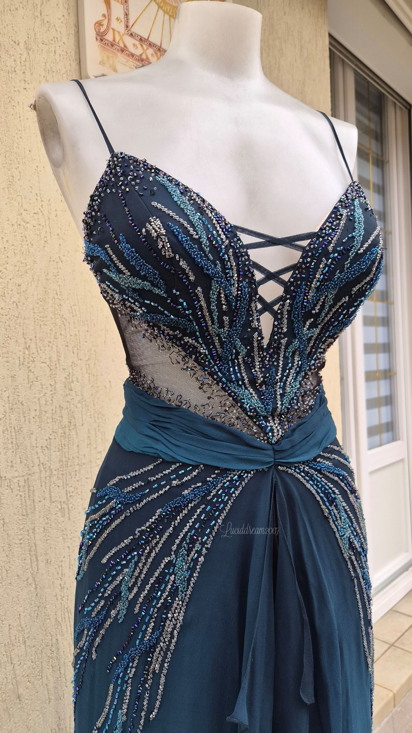 Robe en soie dégradé brodée bleue