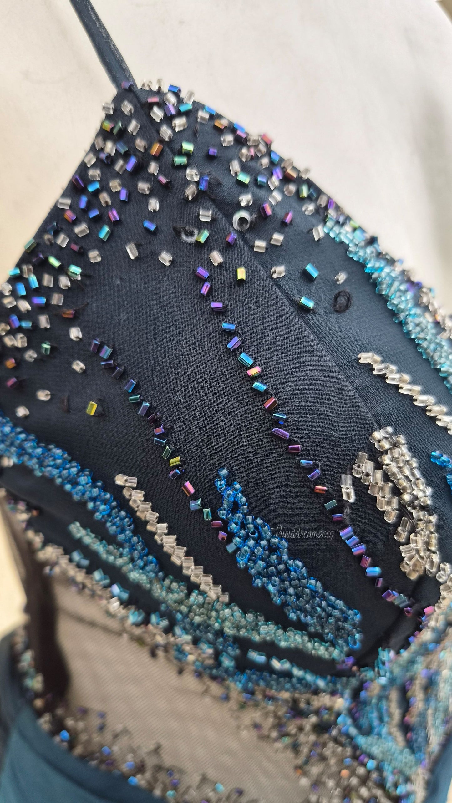 Robe en soie dégradé brodée bleue