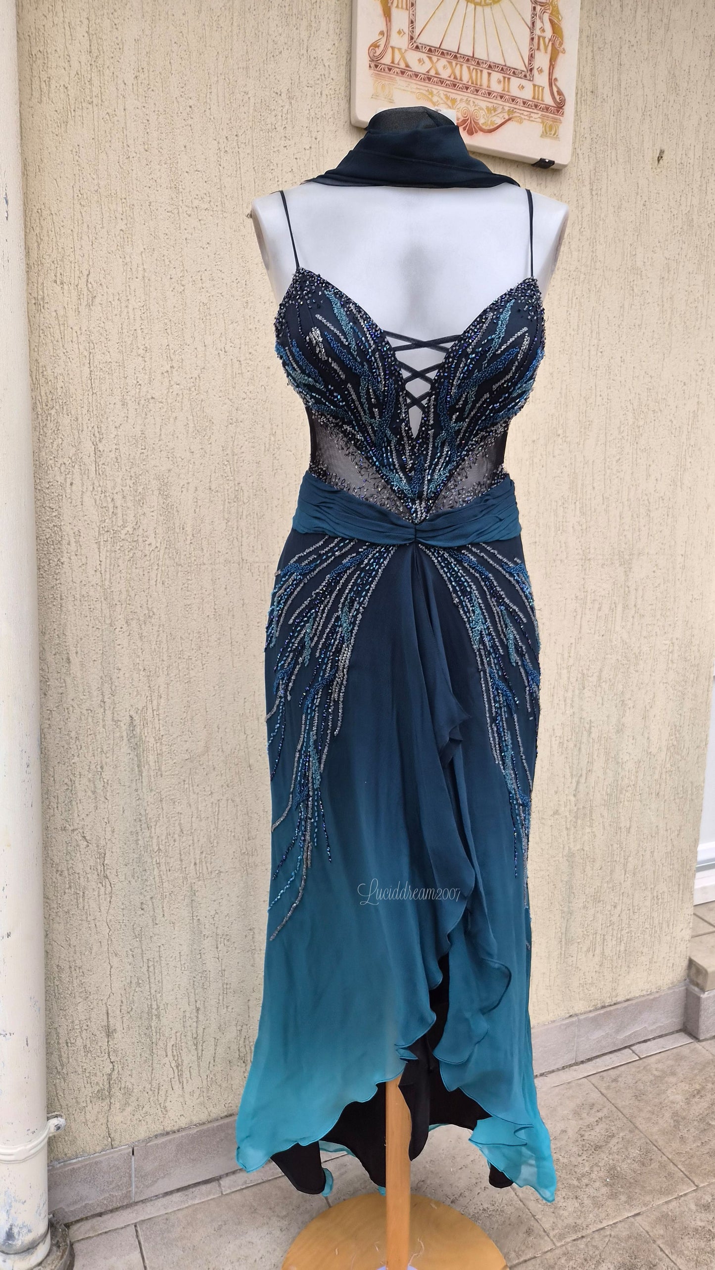 Robe en soie dégradé brodée bleue