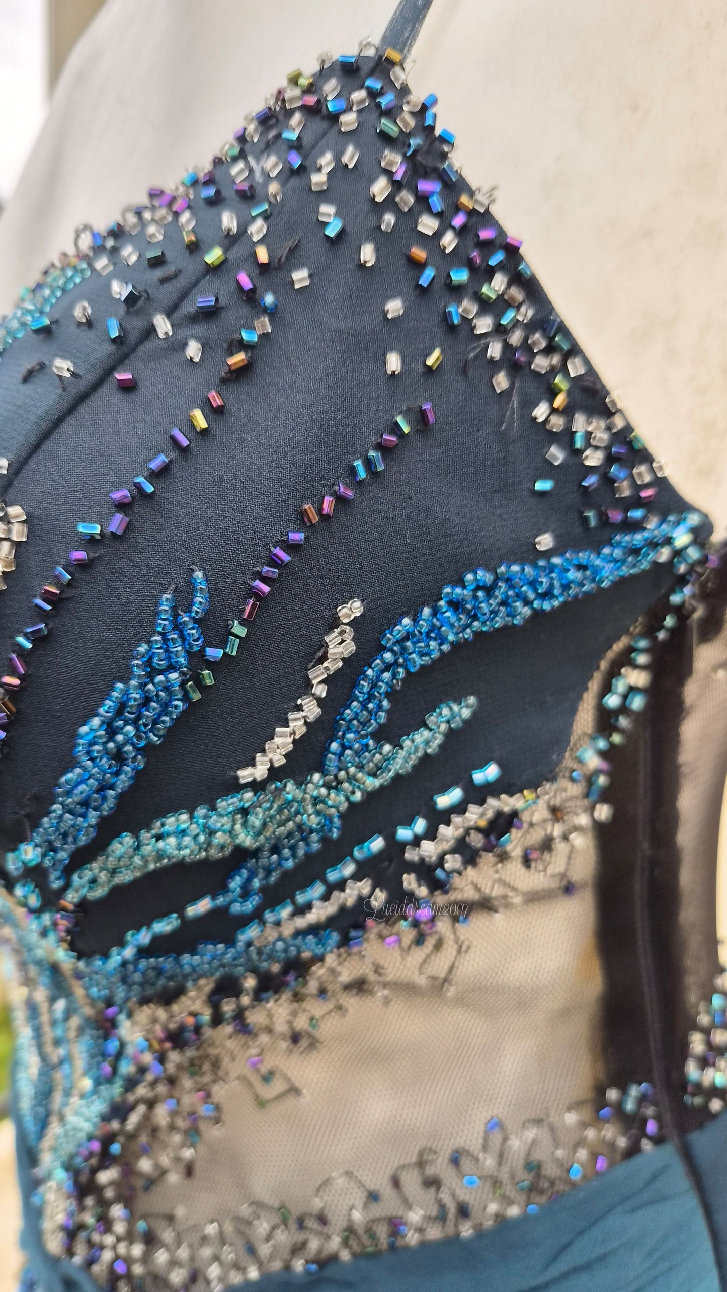 Robe en soie dégradé brodée bleue