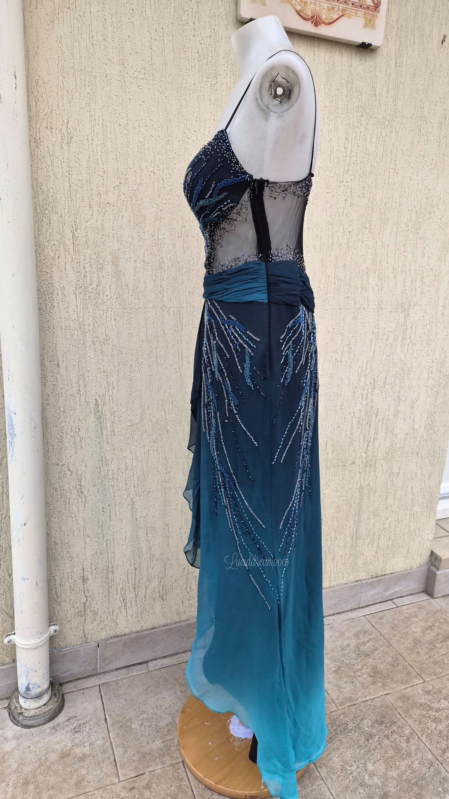 Robe en soie dégradé brodée bleue
