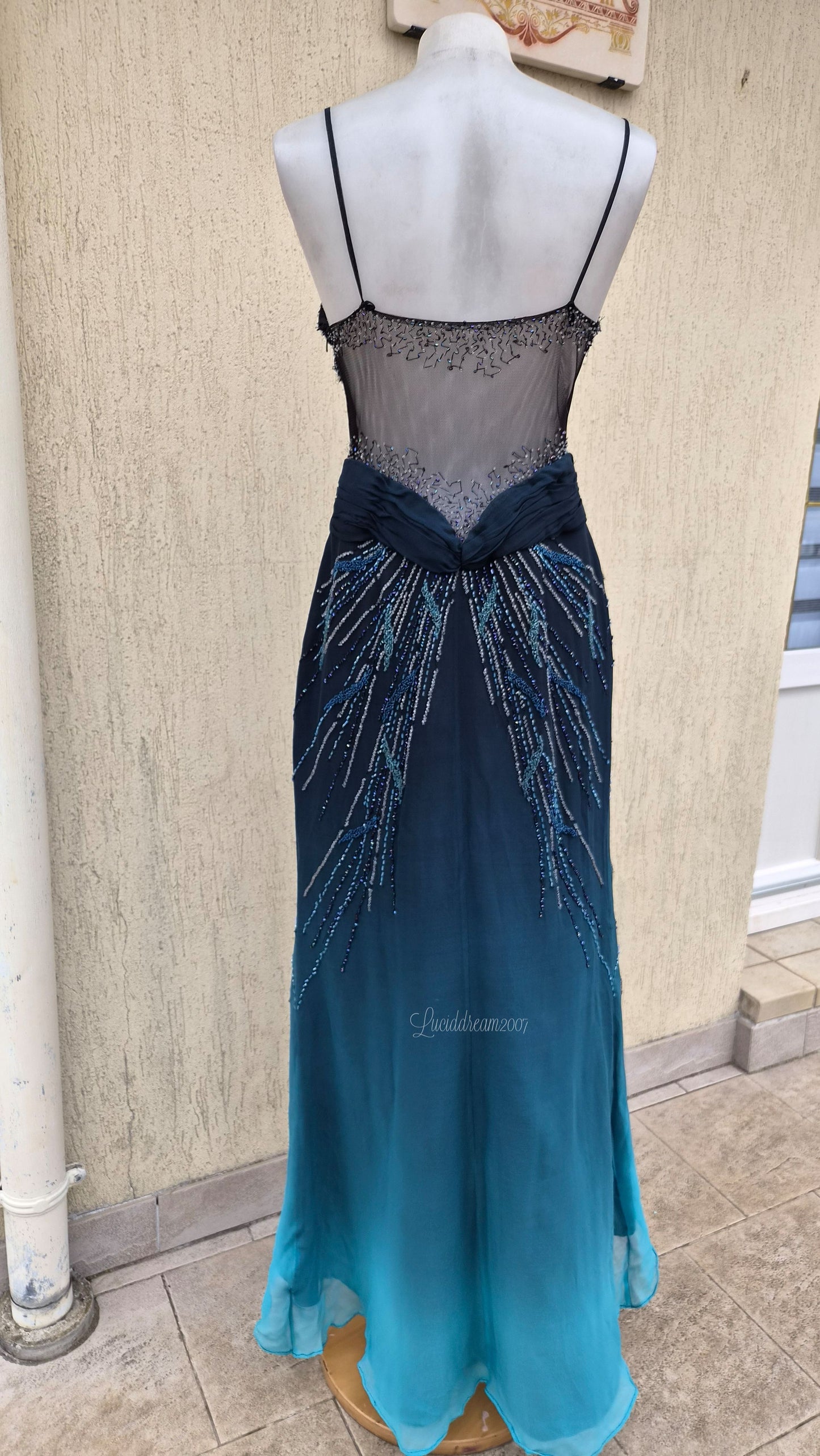 Robe en soie dégradé brodée bleue