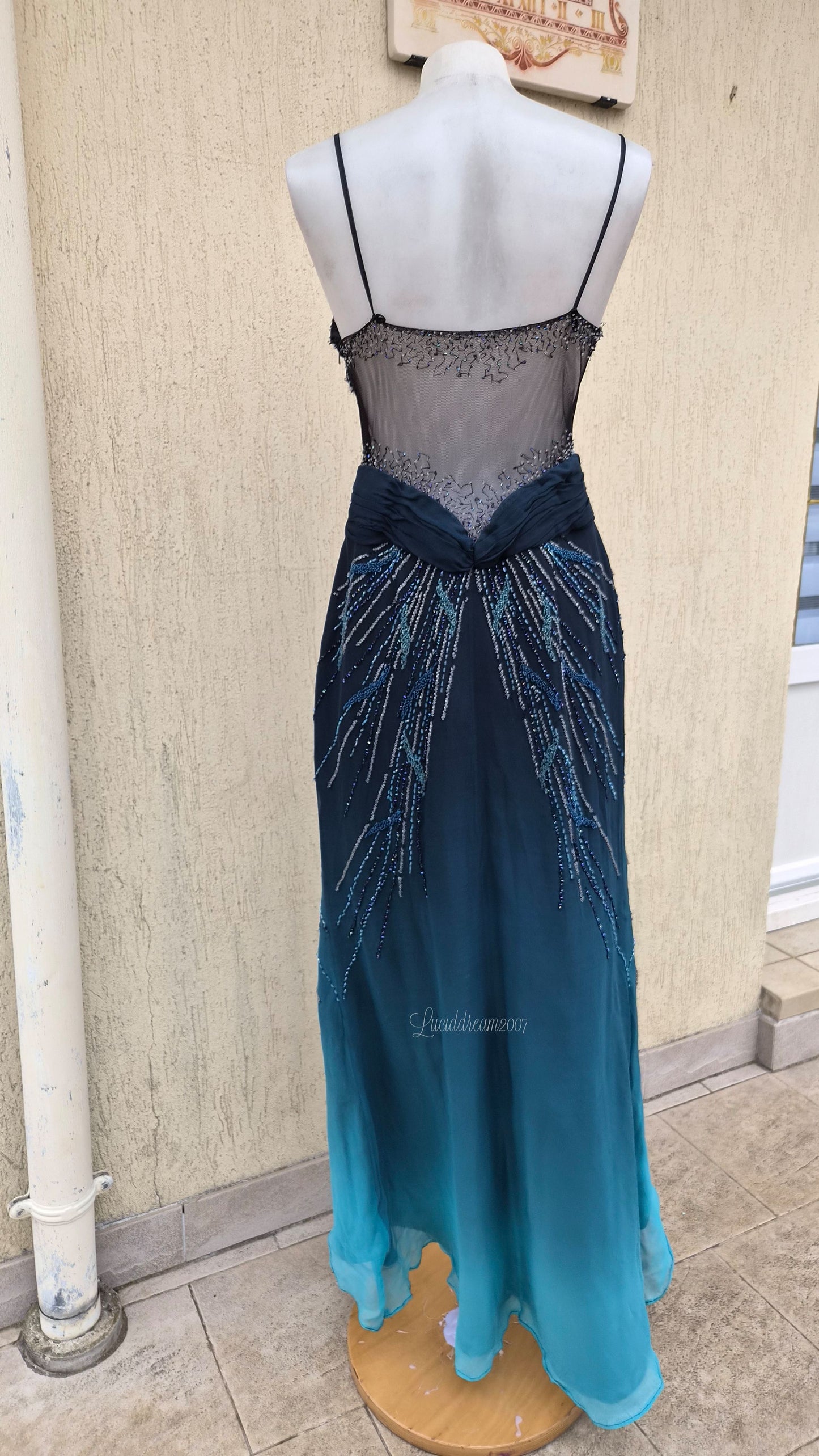 Robe en soie dégradé brodée bleue