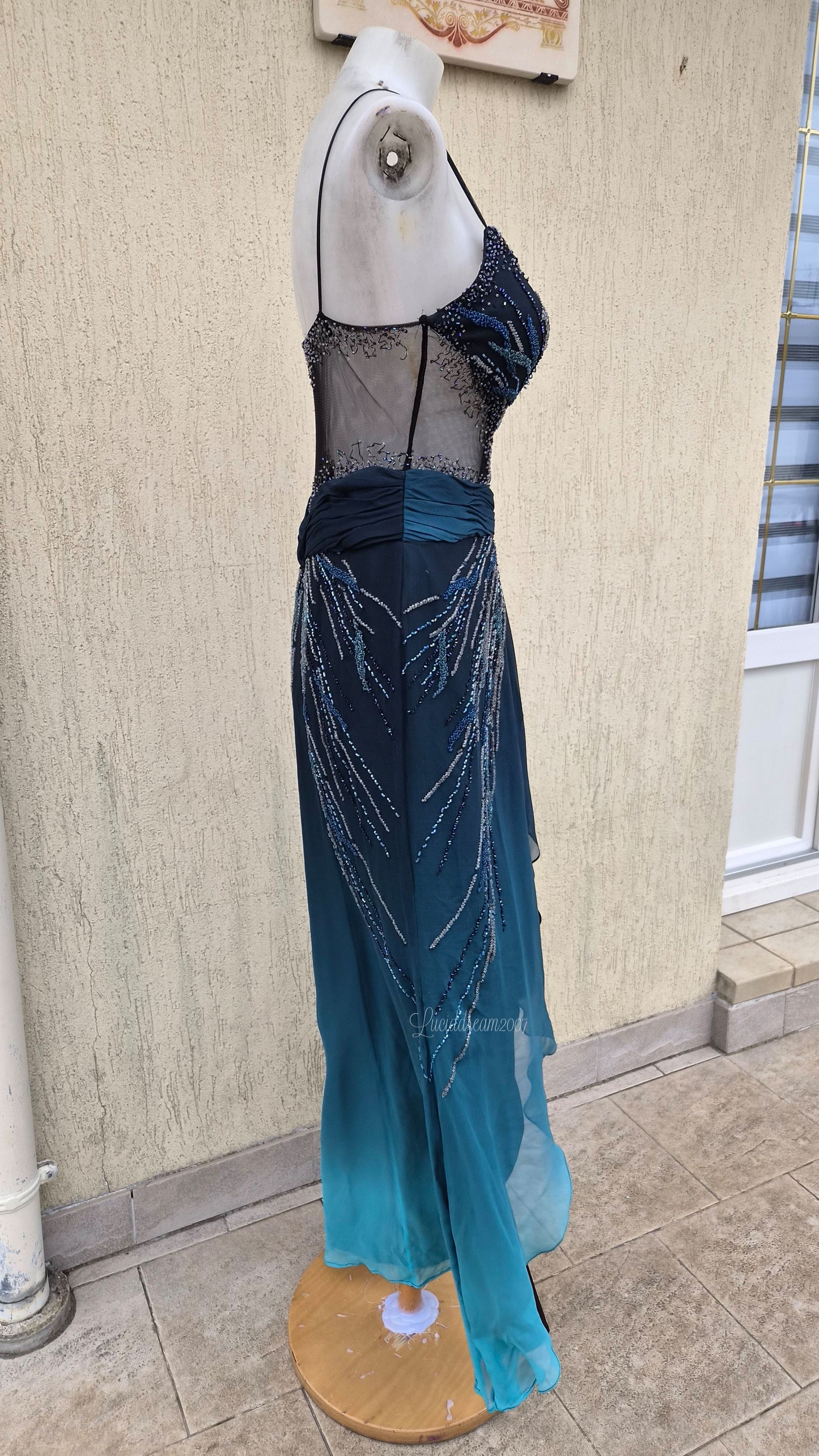Robe en soie dégradé brodée bleue