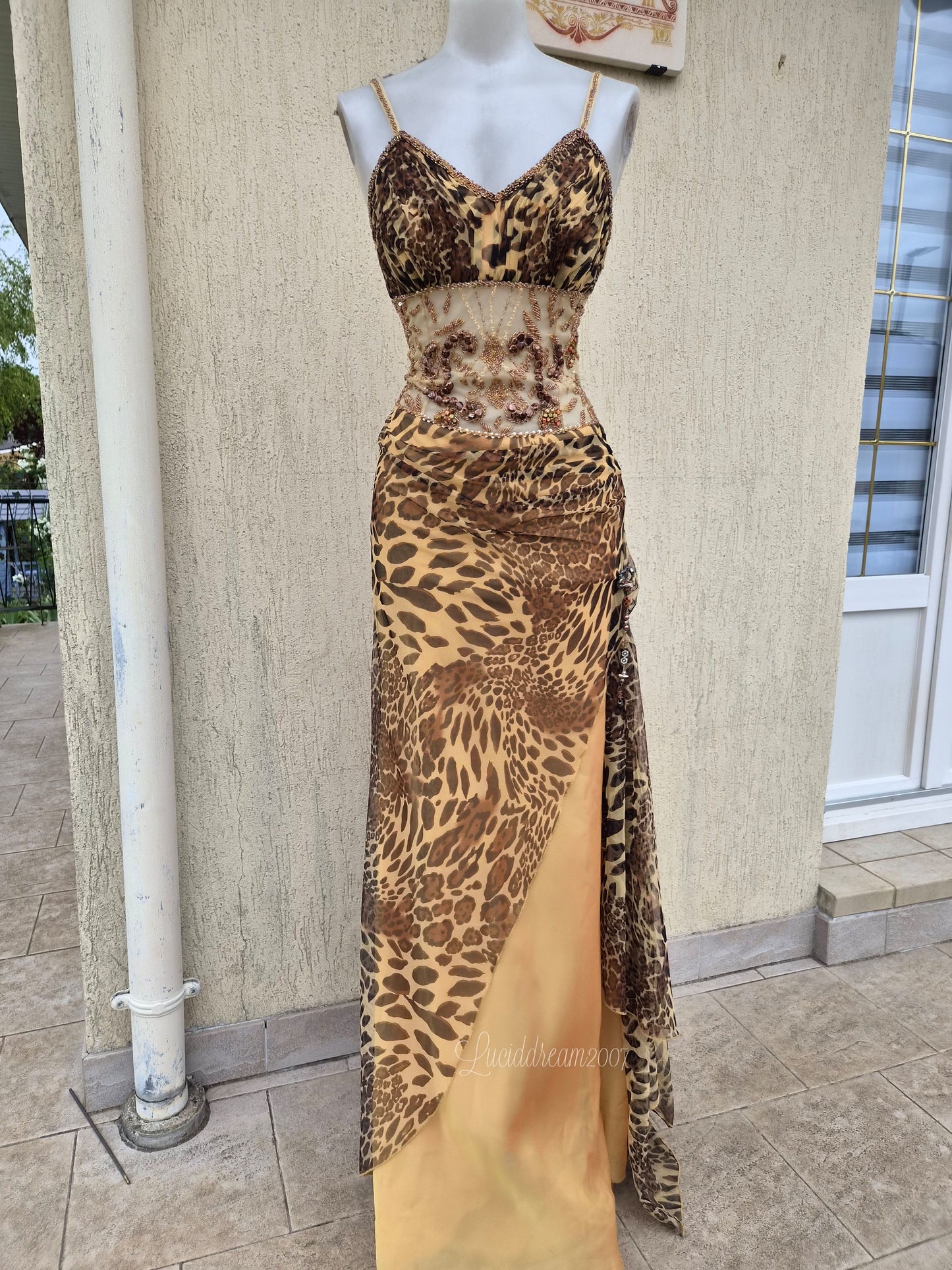 Robe léopard tons dorés