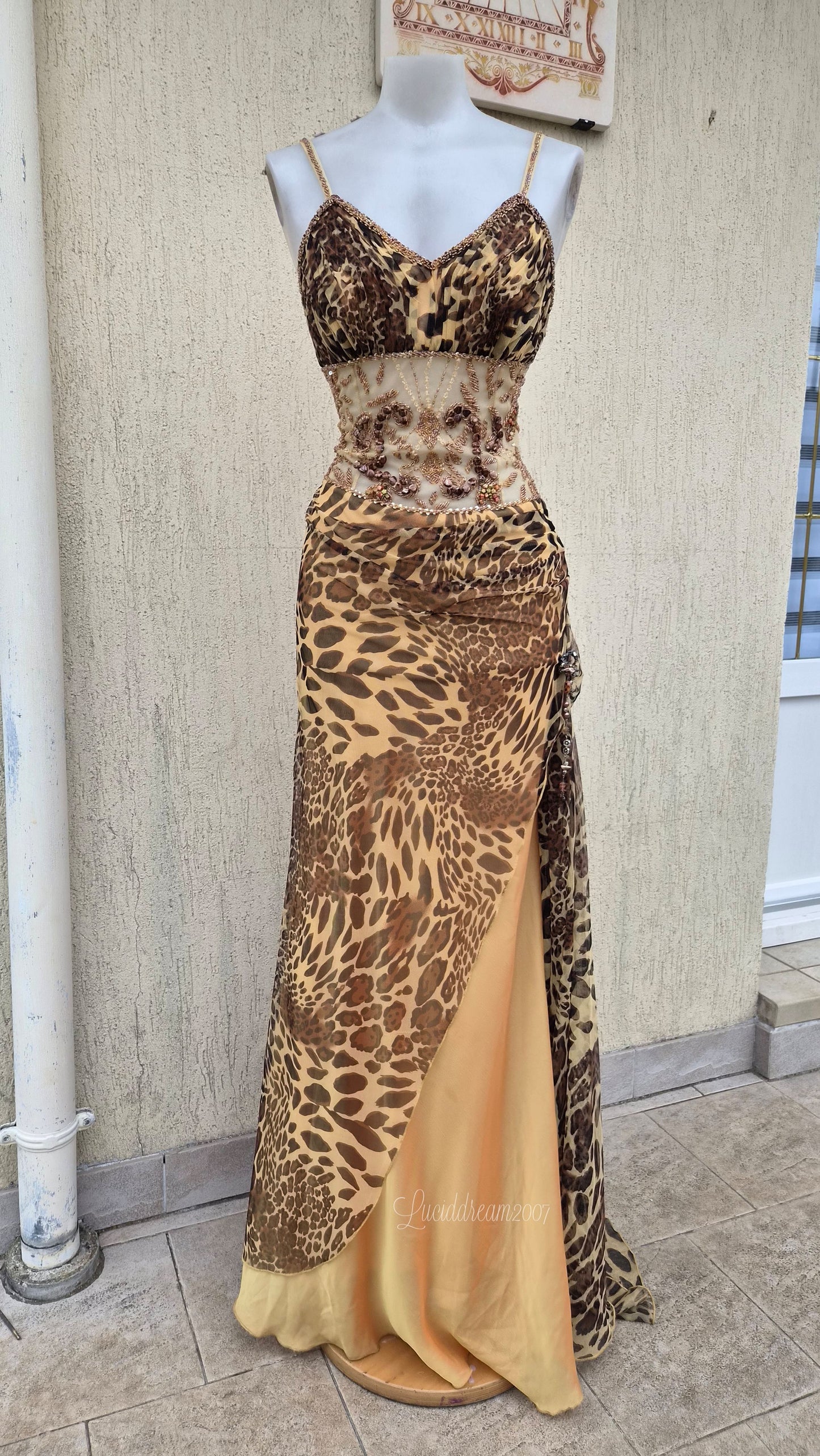 Maxi robe en soie brodée de perles. Motif léoparde orné de bijou et ierres. Prom dress parfait pour un style faiyre alterntif sortie d'une reverie.