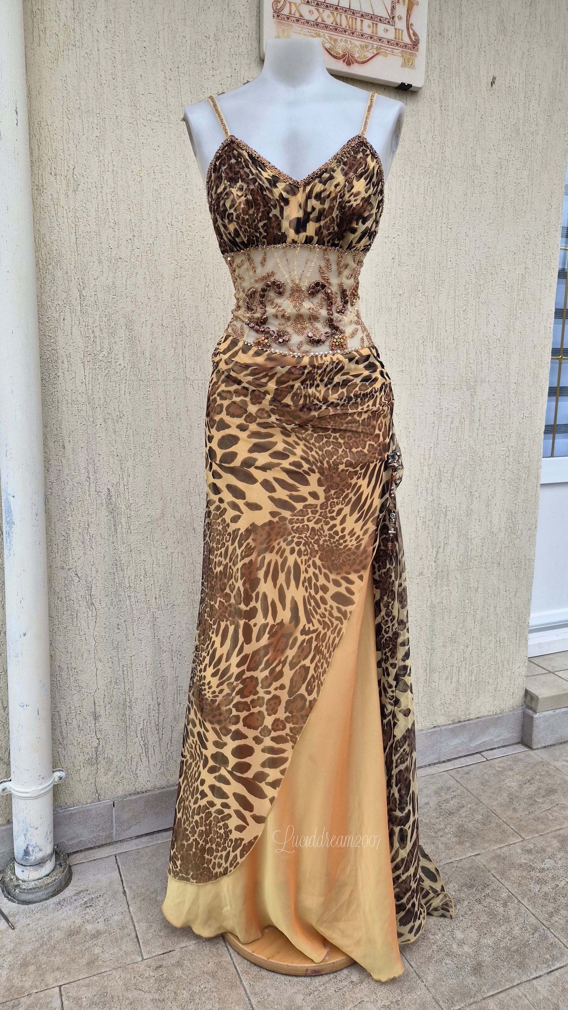 Maxi robe en soie brodée de perles. Motif léoparde orné de bijou et ierres. Prom dress parfait pour un style faiyre alterntif sortie d'une reverie.