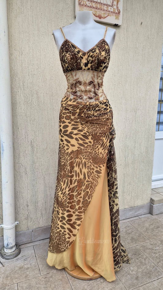 Maxi robe en soie brodée de perles. Motif léoparde orné de bijou et ierres. Prom dress parfait pour un style faiyre alterntif sortie d'une reverie.