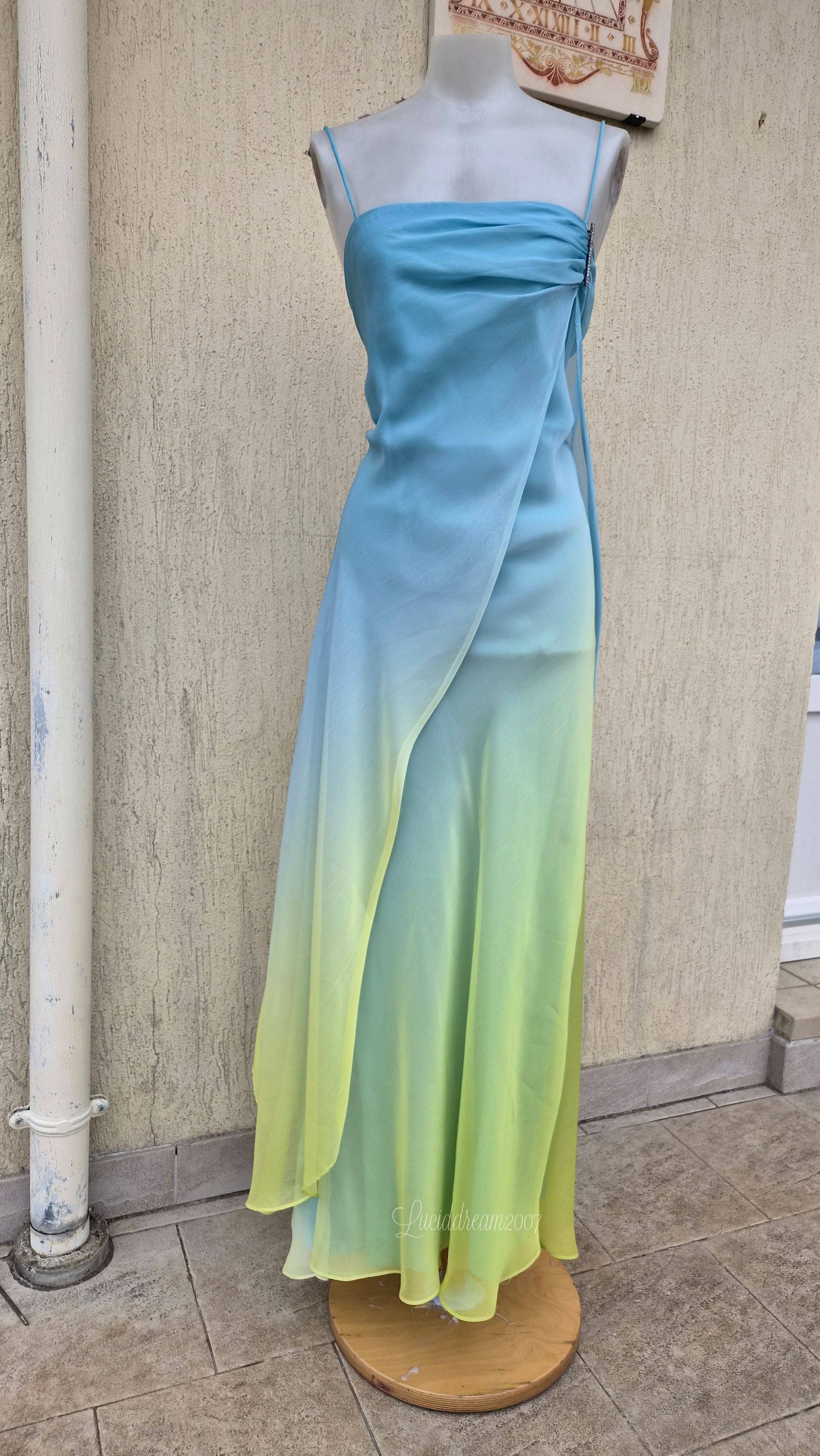 Robe vintage drapée dans un dégradé de bleu, vert et jaune. Avec un bijou en pierres. Prom dress fairycore sortie d'une reverie.