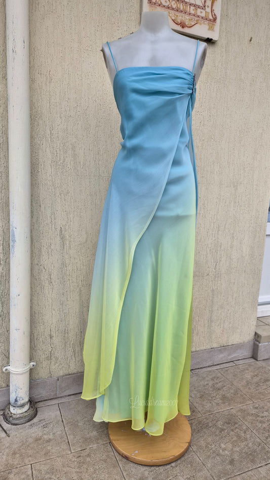 Robe vintage drapée dans un dégradé de bleu, vert et jaune. Avec un bijou en pierres. Prom dress fairycore sortie d'une reverie.