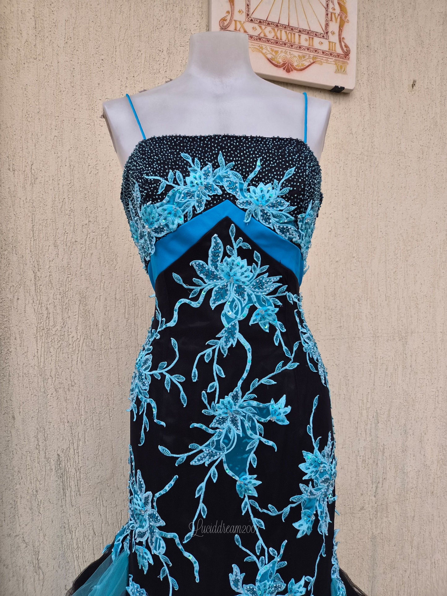 Robe maxi brodée bleue et noire