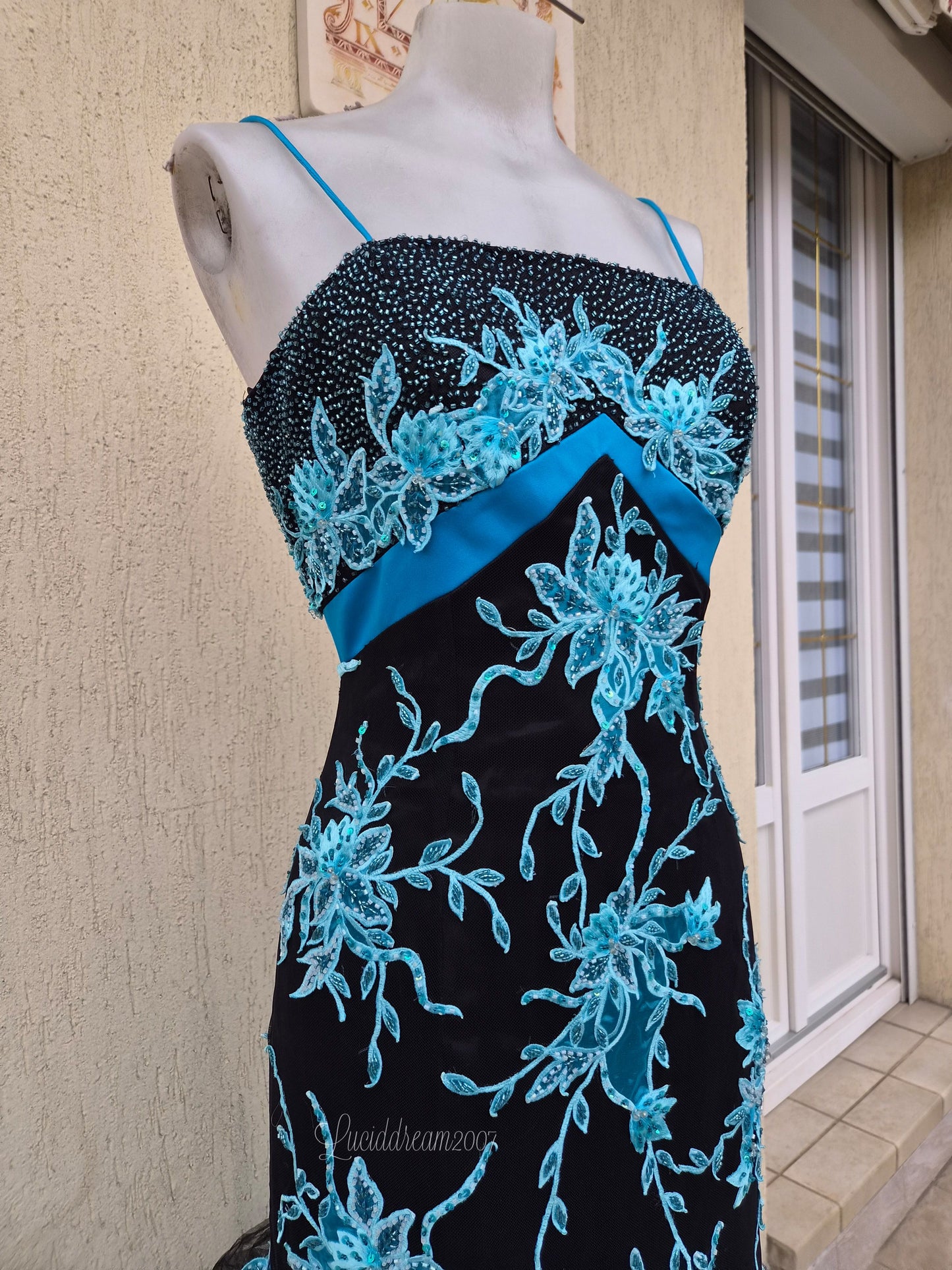 Robe maxi brodée bleue et noire