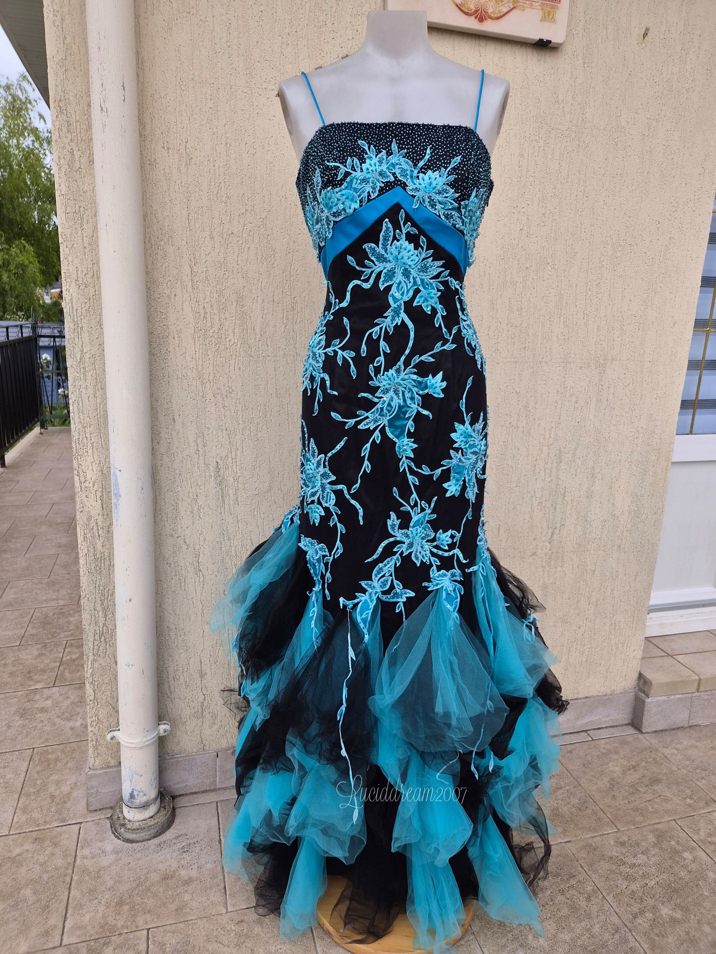 Robe maxi brodée bleue et noire