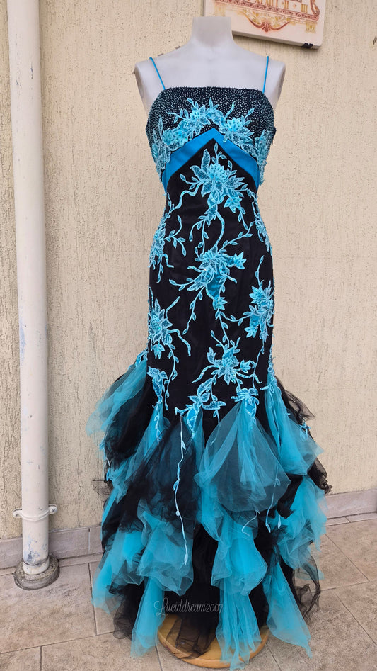 Robe de soirée longue, de style sirène, principalement noire avec des contrastes bleu turquoise vif. Priom dress fairycore vintage sortie d'une reverie.
