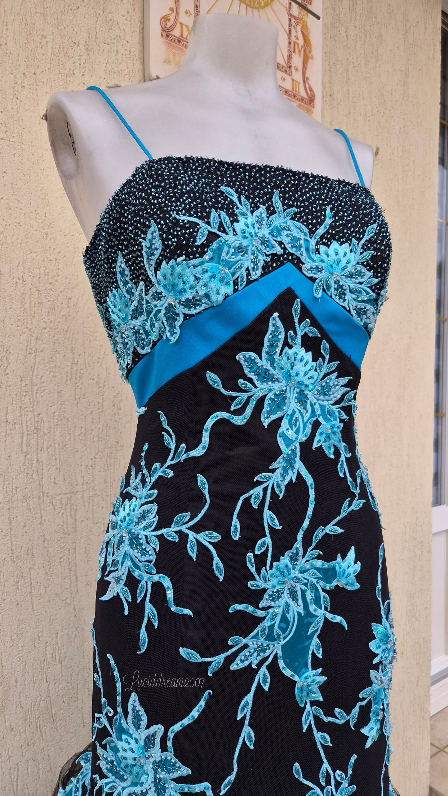 Robe maxi brodée bleue et noire