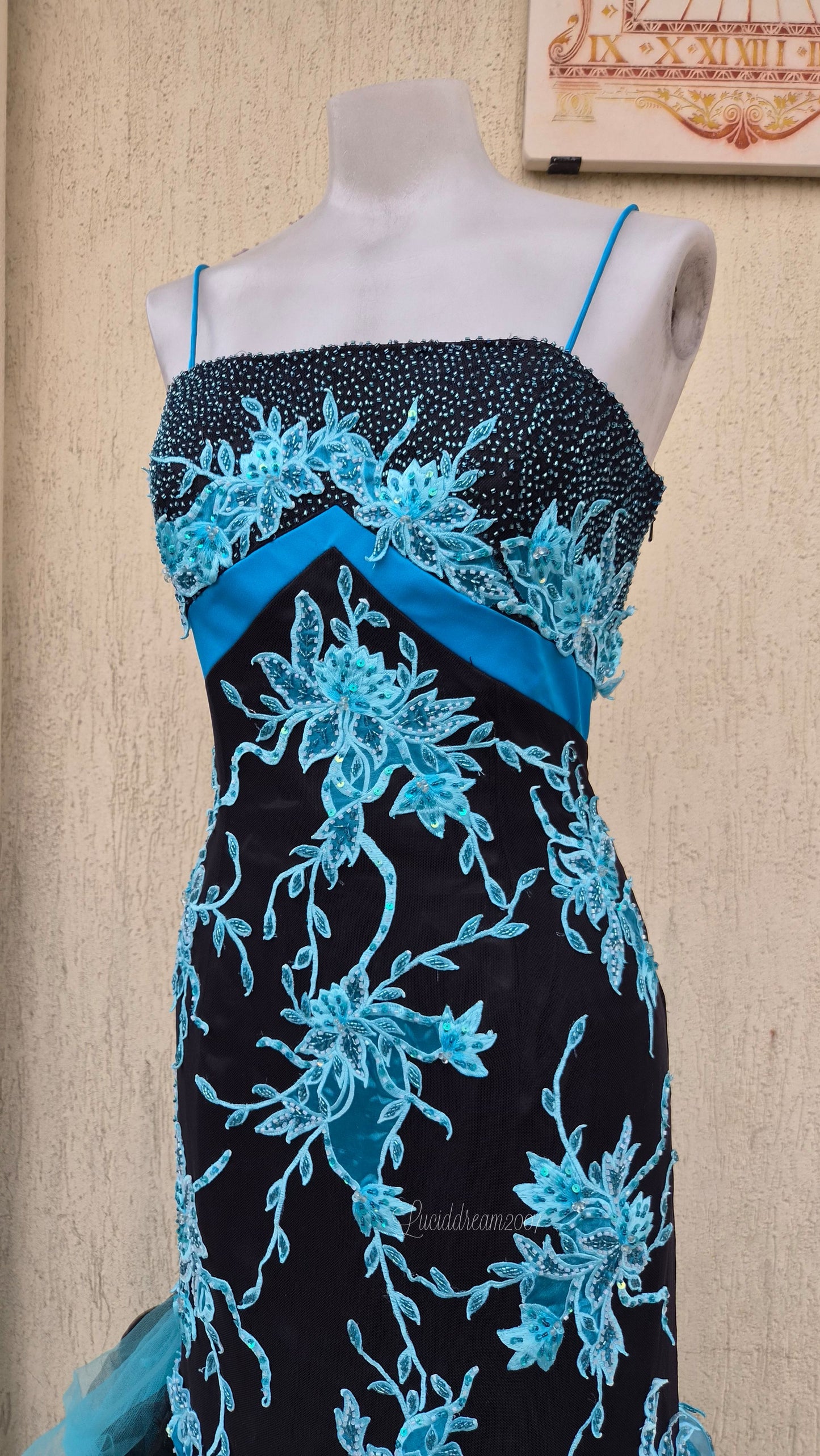 Robe maxi brodée bleue et noire