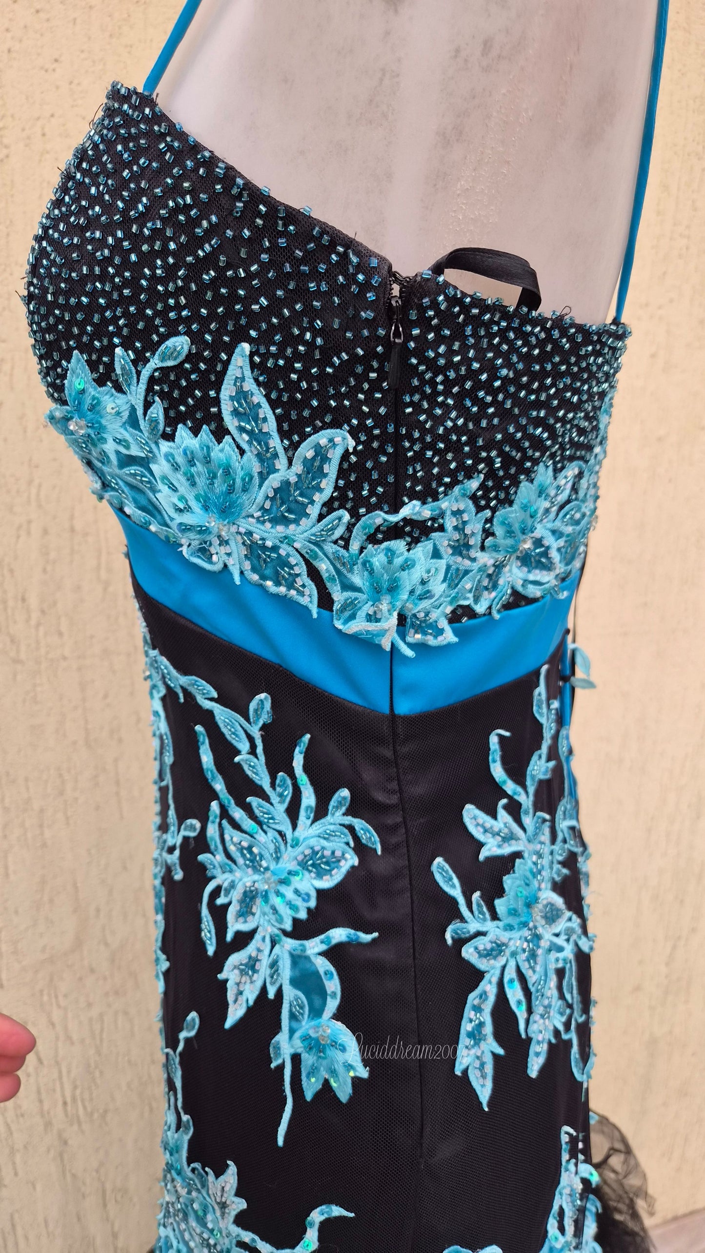 Robe maxi brodée bleue et noire