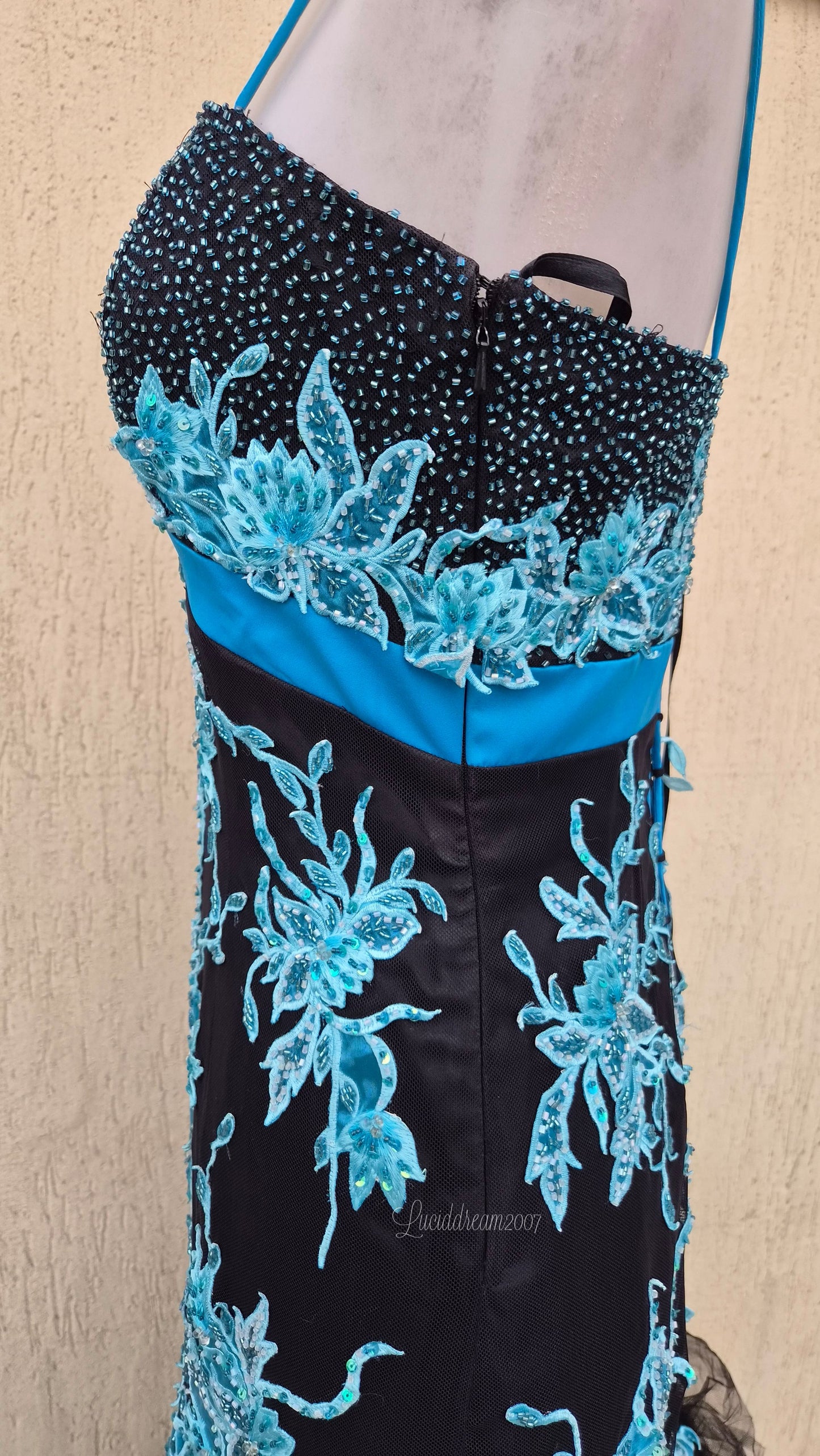 Robe maxi brodée bleue et noire