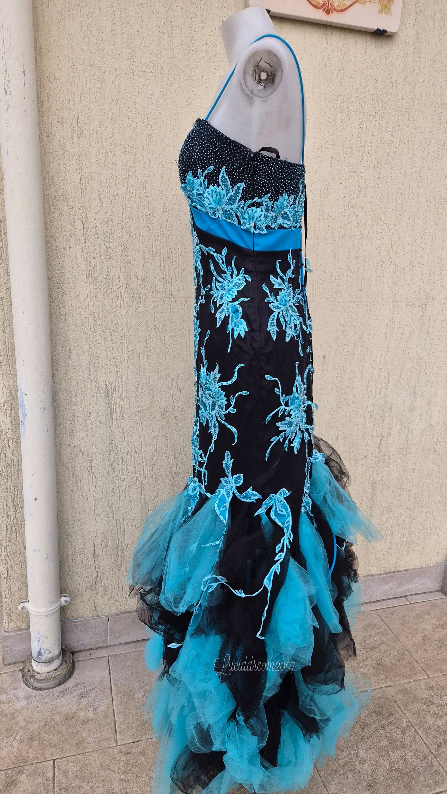 Robe maxi brodée bleue et noire