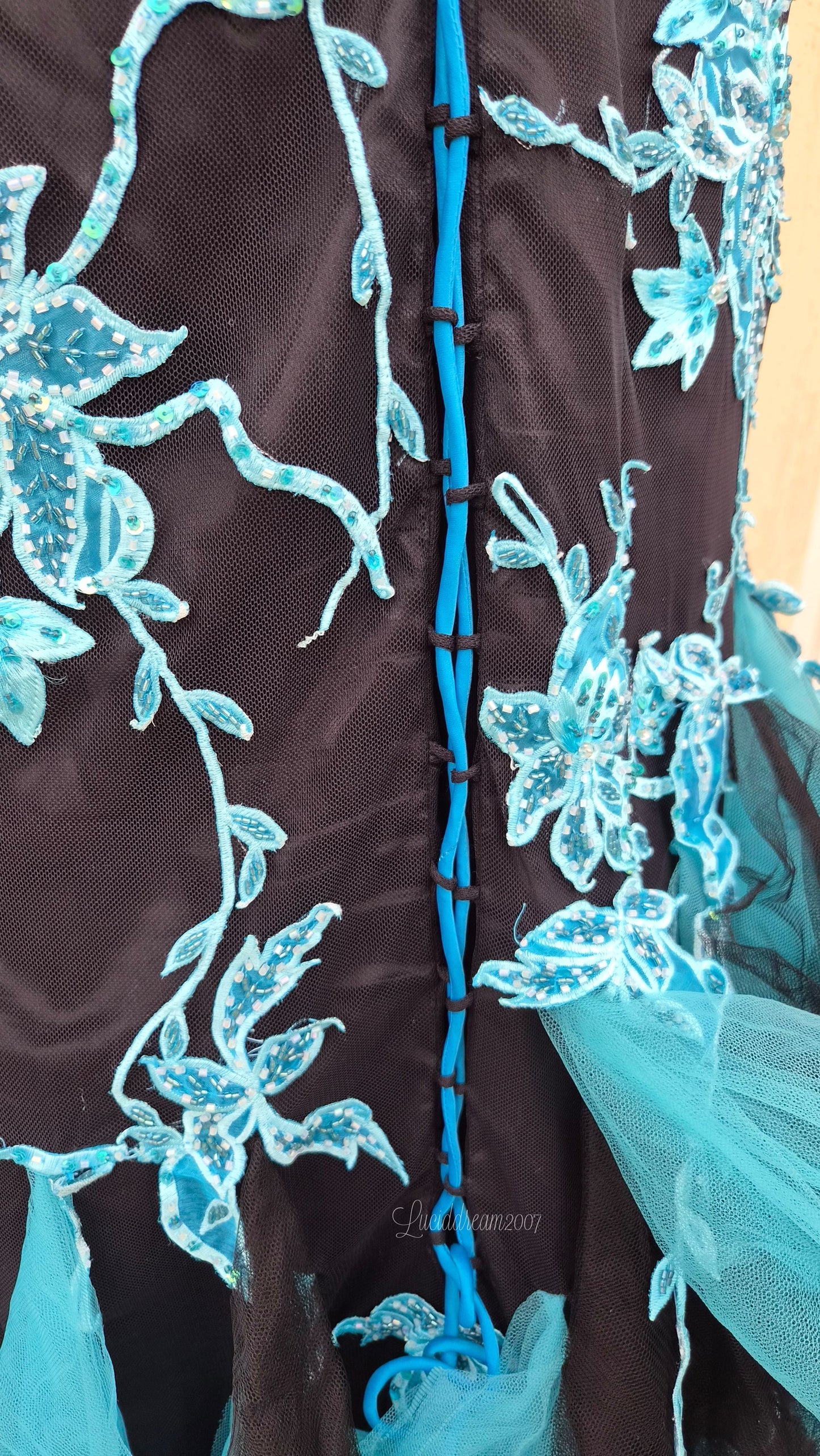 Robe maxi brodée bleue et noire