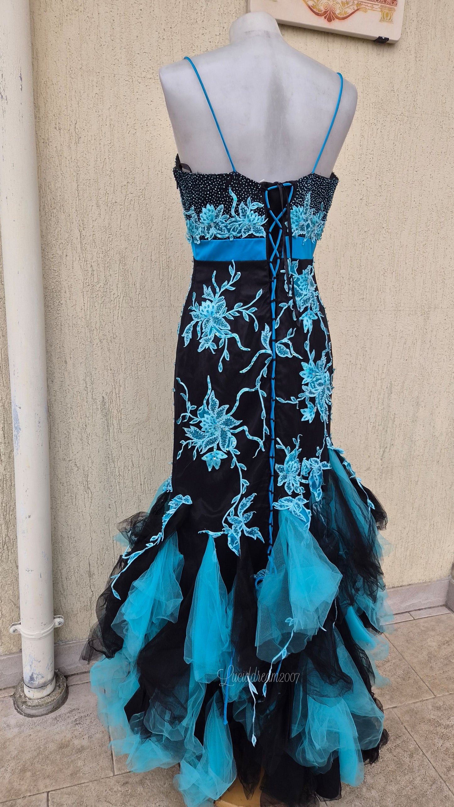 Robe maxi brodée bleue et noire