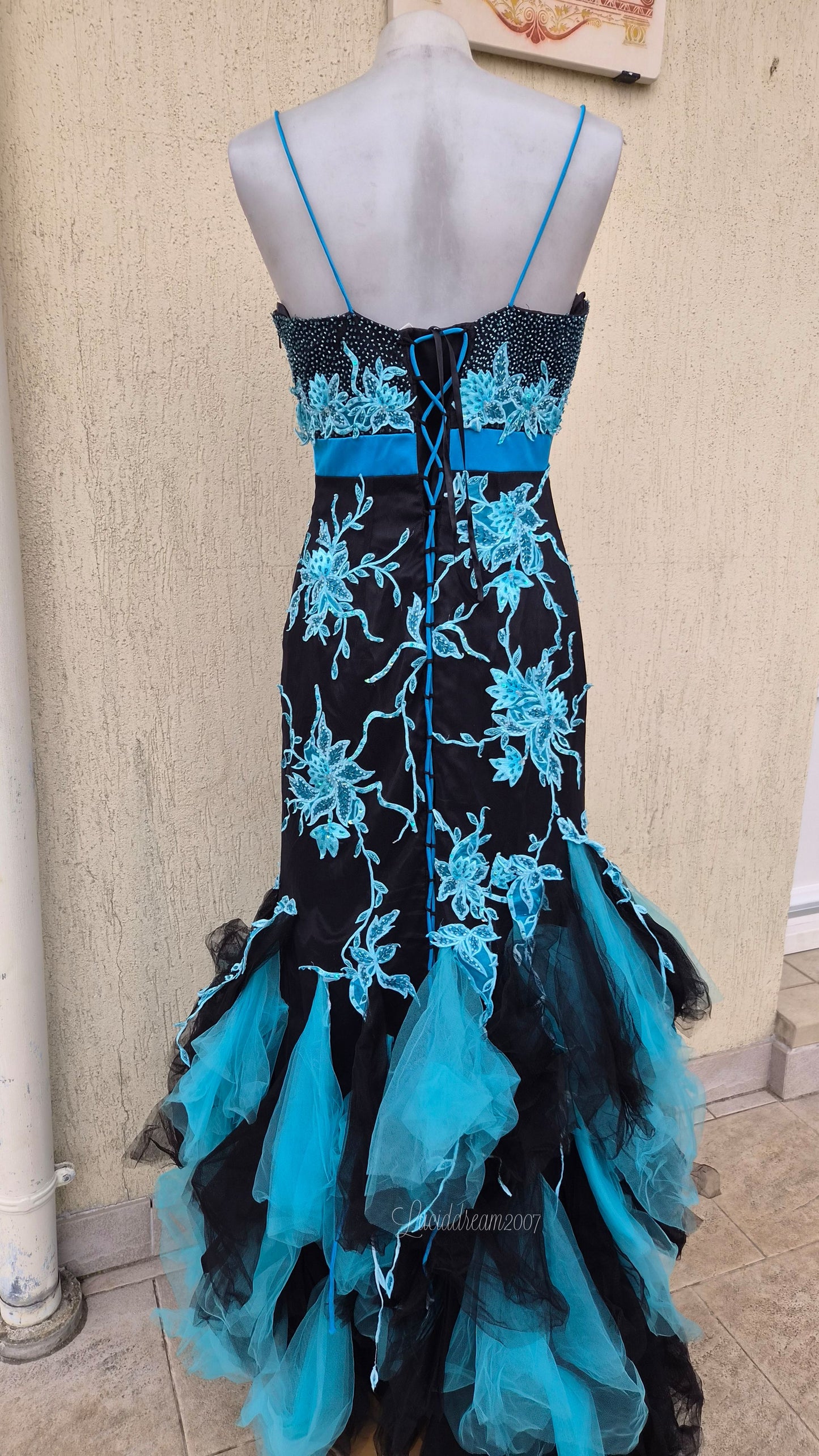 Robe maxi brodée bleue et noire