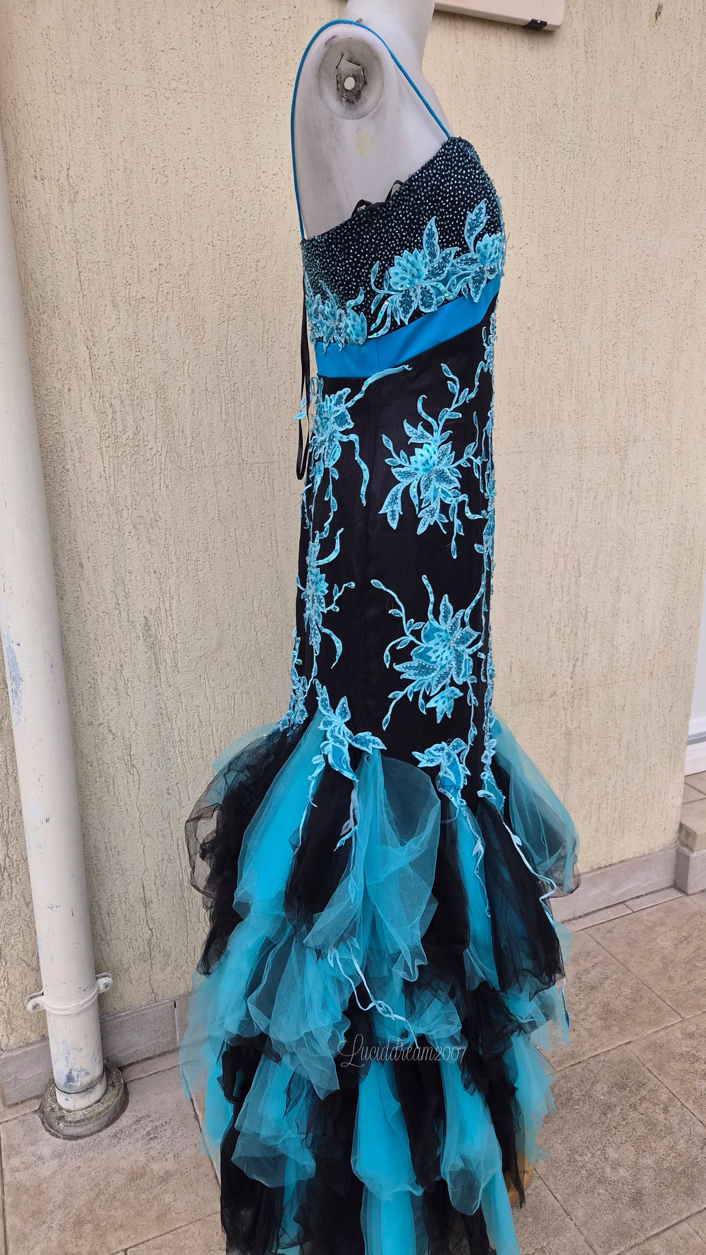 Robe maxi brodée bleue et noire