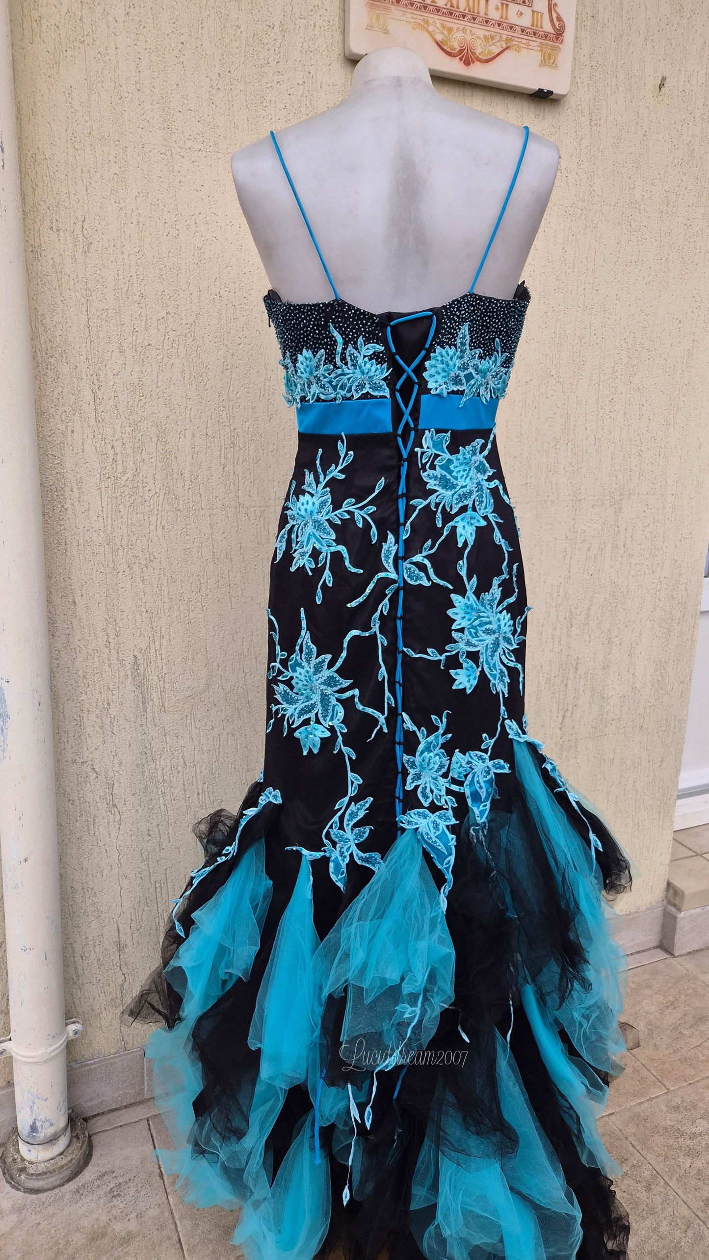 Robe maxi brodée bleue et noire