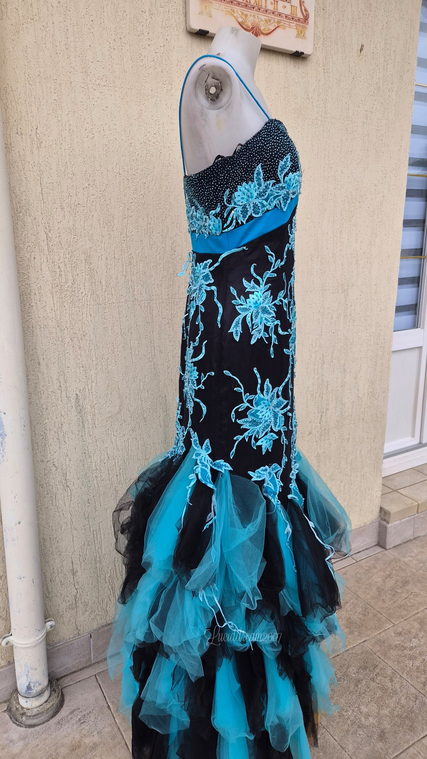 Robe maxi brodée bleue et noire
