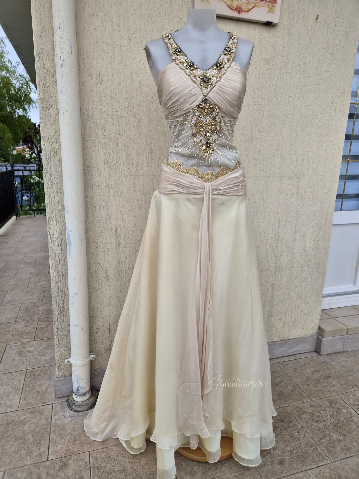 Robe de soirée crème brodée