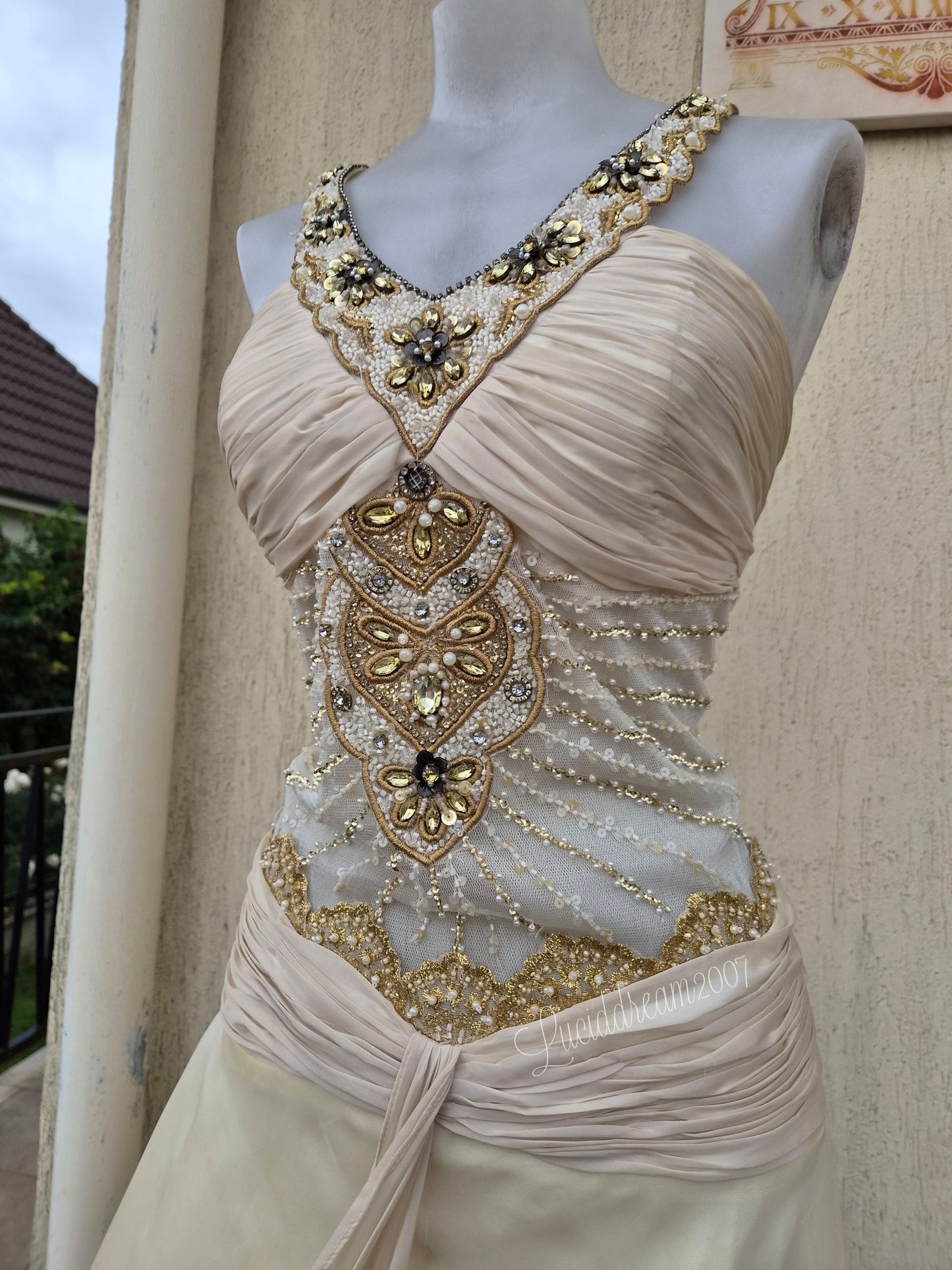 Robe de soirée crème brodée