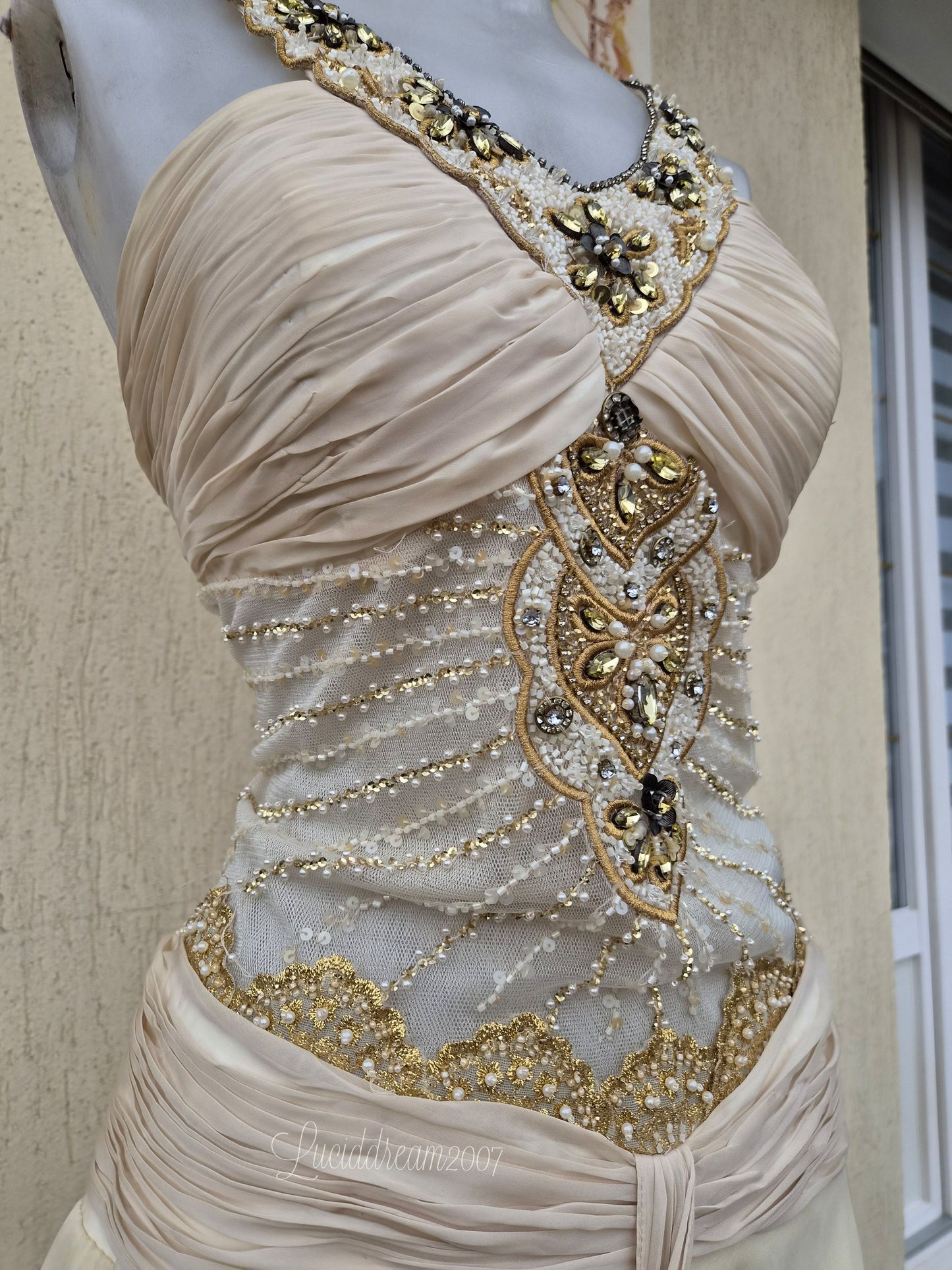 Robe de soirée crème brodée