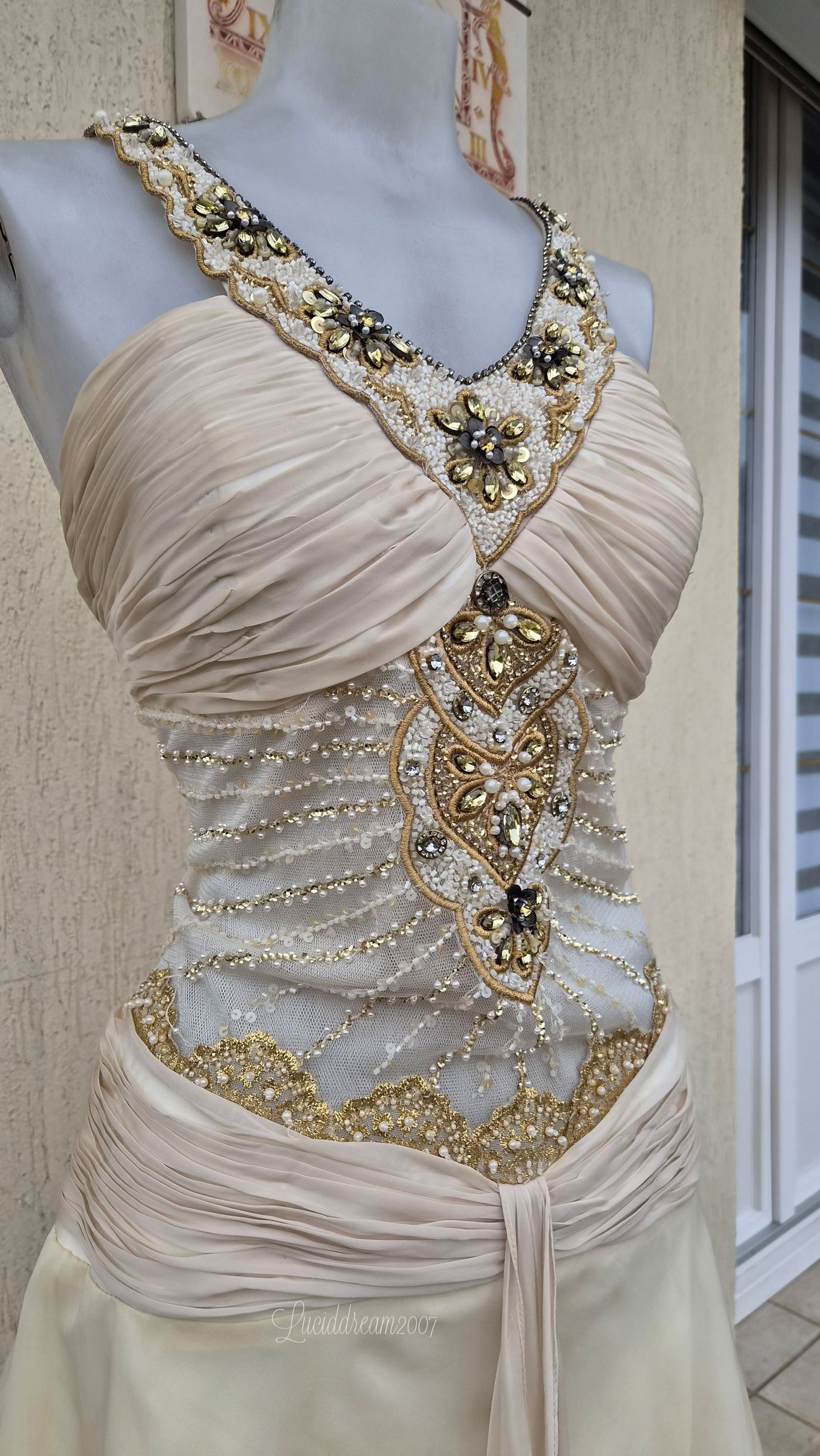 Robe de soirée crème brodée