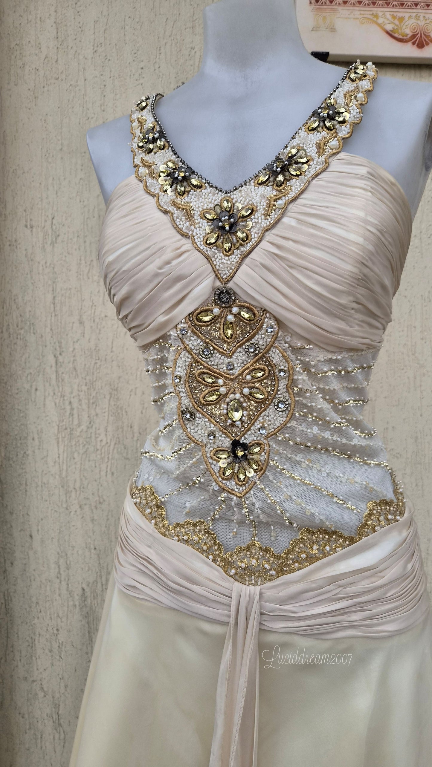 Robe de soirée crème brodée