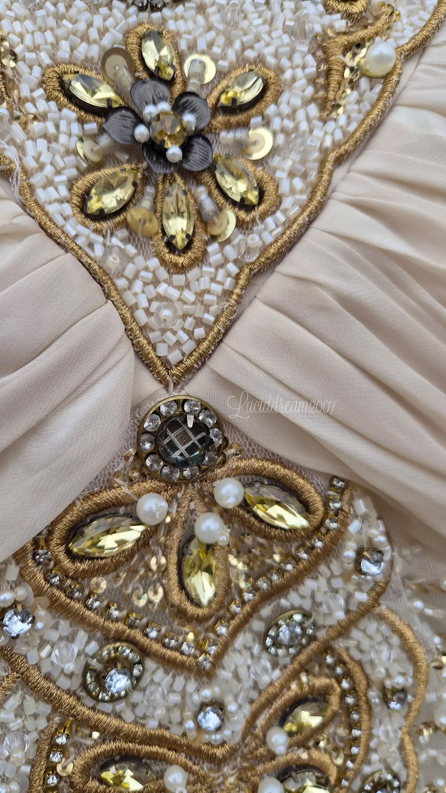 Robe de soirée crème brodée